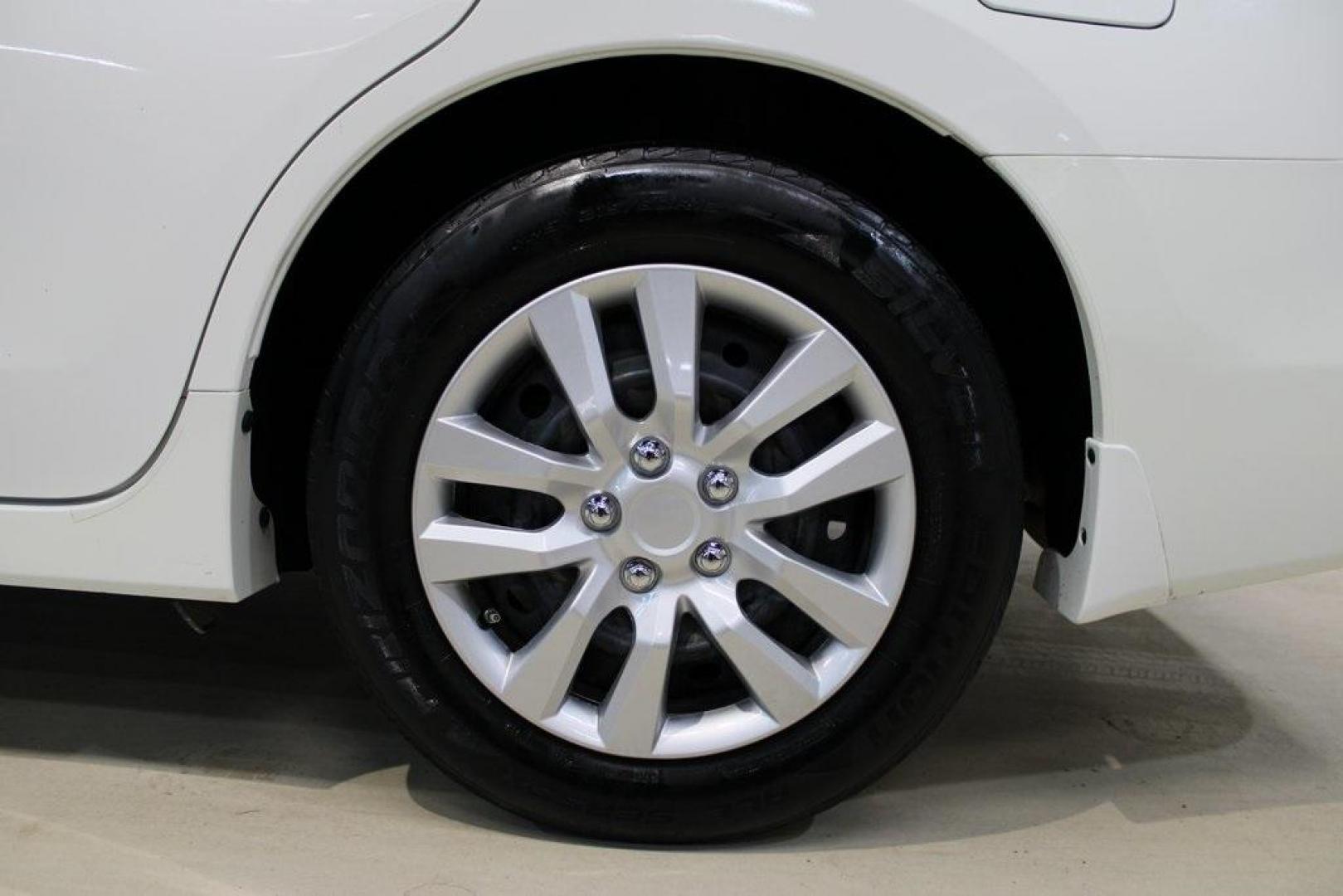 2015 Glacier White /Beige Nissan Altima 2.5 S (1N4AL3AP8FN) with an 2.5L I4 DOHC 16V engine, CVT transmission, located at 15300 Midway Rd., Addison, TX, 75001, (972) 702-0011, 32.958321, -96.838074 - Introducing the 2015 Nissan Altima 2.5 S, now available at Midway Auto Group in Addison, Texas. This midsize sedan offers a harmonious blend of style, efficiency, and comfort, making it an excellent choice for both daily commutes and long-distance drives.<br><br>Key Features:<br><br>Engine: 2.5L I4 - Photo#9