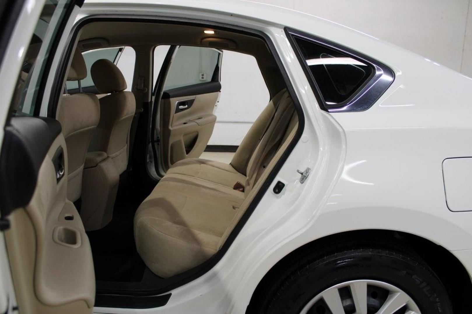 2015 Glacier White /Beige Nissan Altima 2.5 S (1N4AL3AP8FN) with an 2.5L I4 DOHC 16V engine, CVT transmission, located at 15300 Midway Rd., Addison, TX, 75001, (972) 702-0011, 32.958321, -96.838074 - Introducing the 2015 Nissan Altima 2.5 S, now available at Midway Auto Group in Addison, Texas. This midsize sedan offers a harmonious blend of style, efficiency, and comfort, making it an excellent choice for both daily commutes and long-distance drives.<br><br>Key Features:<br><br>Engine: 2.5L I4 - Photo#15