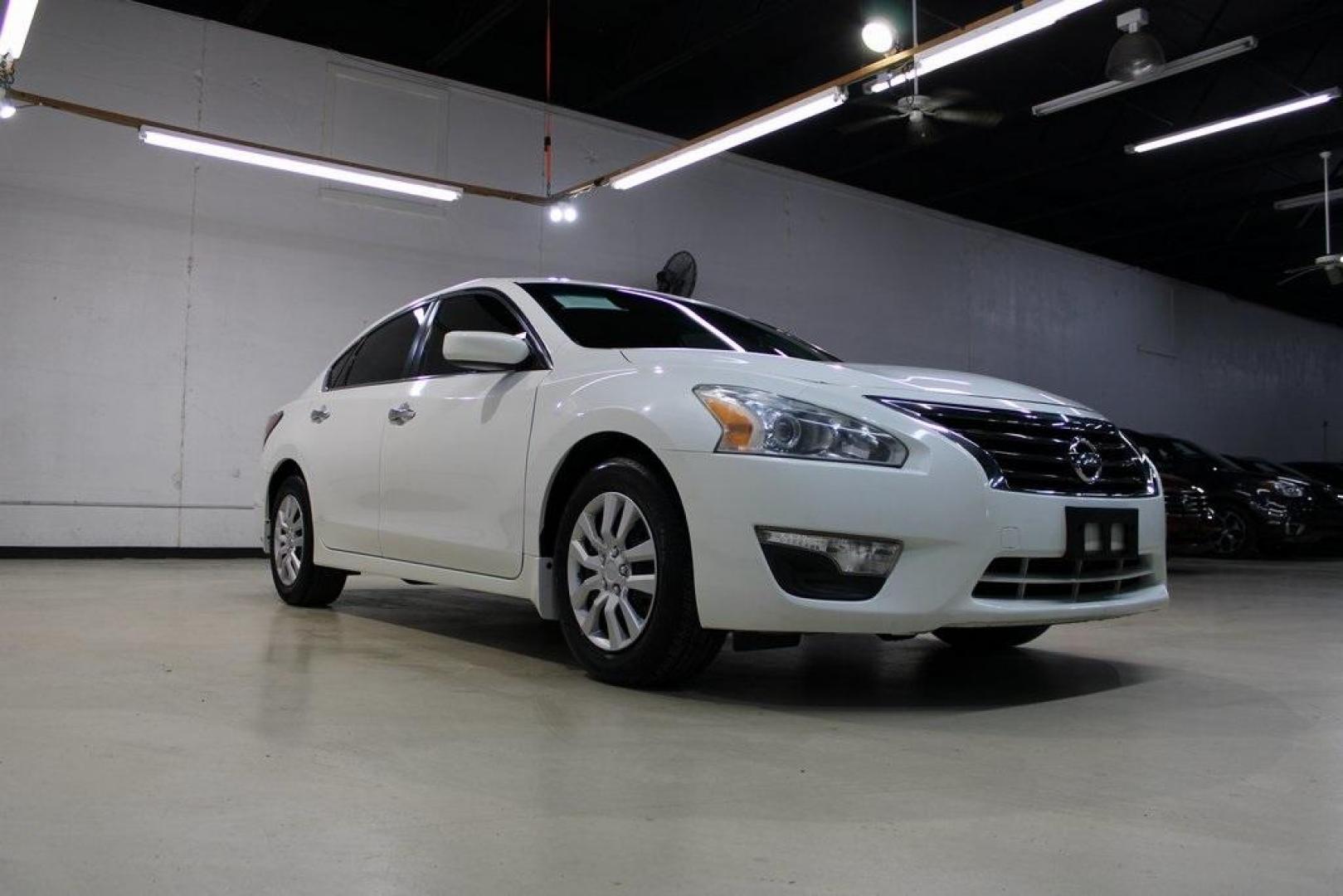2015 Glacier White /Beige Nissan Altima 2.5 S (1N4AL3AP8FN) with an 2.5L I4 DOHC 16V engine, CVT transmission, located at 15300 Midway Rd., Addison, TX, 75001, (972) 702-0011, 32.958321, -96.838074 - Introducing the 2015 Nissan Altima 2.5 S, now available at Midway Auto Group in Addison, Texas. This midsize sedan offers a harmonious blend of style, efficiency, and comfort, making it an excellent choice for both daily commutes and long-distance drives.<br><br>Key Features:<br><br>Engine: 2.5L I4 - Photo#1