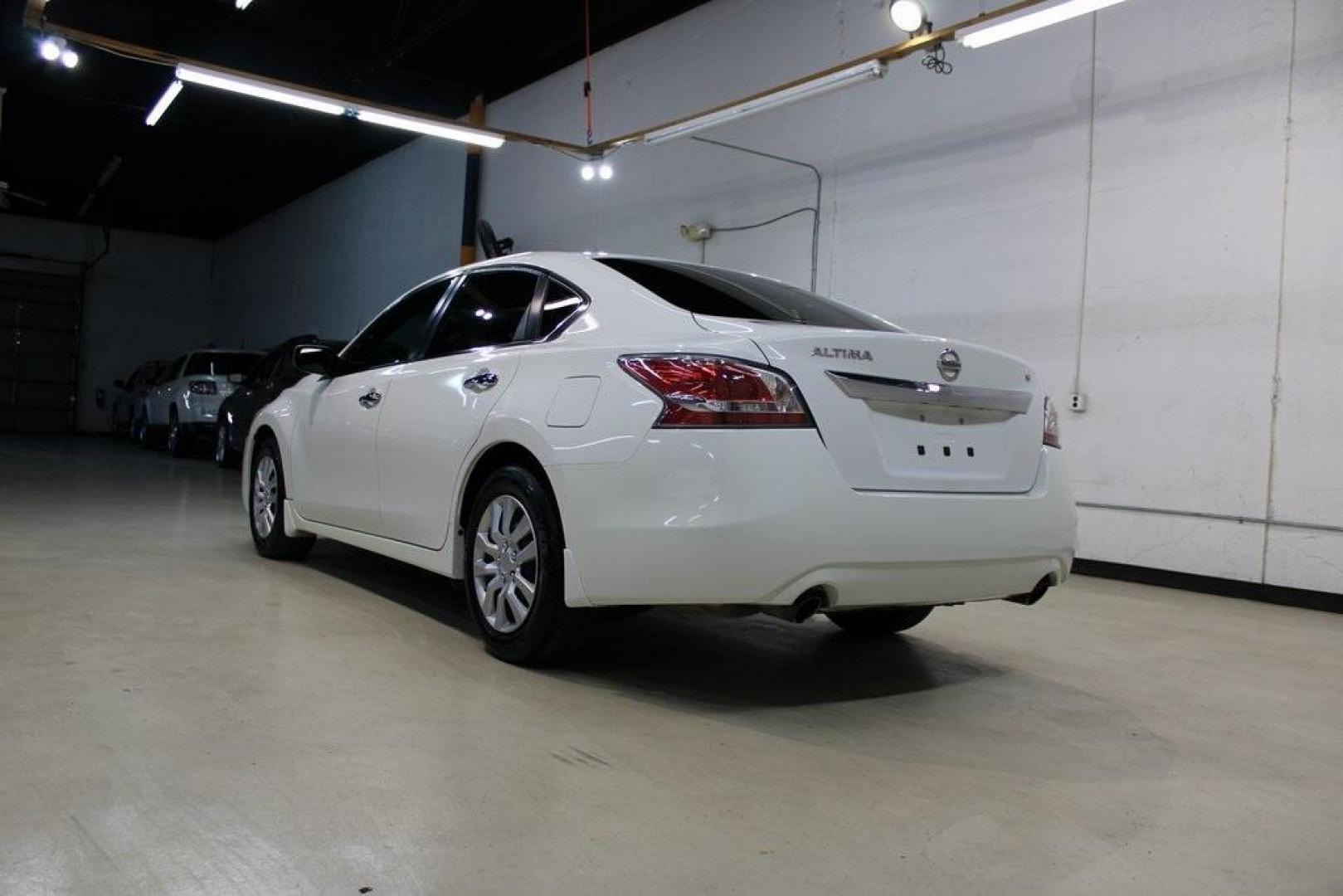 2015 Glacier White /Beige Nissan Altima 2.5 S (1N4AL3AP8FN) with an 2.5L I4 DOHC 16V engine, CVT transmission, located at 15300 Midway Rd., Addison, TX, 75001, (972) 702-0011, 32.958321, -96.838074 - Introducing the 2015 Nissan Altima 2.5 S, now available at Midway Auto Group in Addison, Texas. This midsize sedan offers a harmonious blend of style, efficiency, and comfort, making it an excellent choice for both daily commutes and long-distance drives.<br><br>Key Features:<br><br>Engine: 2.5L I4 - Photo#3