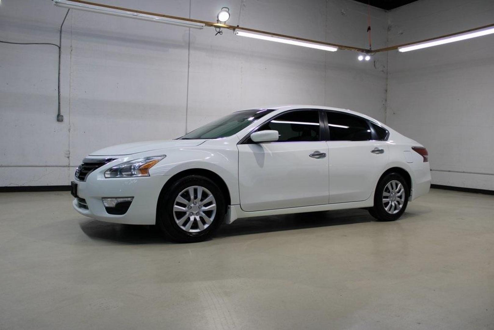 2015 Glacier White /Beige Nissan Altima 2.5 S (1N4AL3AP8FN) with an 2.5L I4 DOHC 16V engine, CVT transmission, located at 15300 Midway Rd., Addison, TX, 75001, (972) 702-0011, 32.958321, -96.838074 - Introducing the 2015 Nissan Altima 2.5 S, now available at Midway Auto Group in Addison, Texas. This midsize sedan offers a harmonious blend of style, efficiency, and comfort, making it an excellent choice for both daily commutes and long-distance drives.<br><br>Key Features:<br><br>Engine: 2.5L I4 - Photo#4