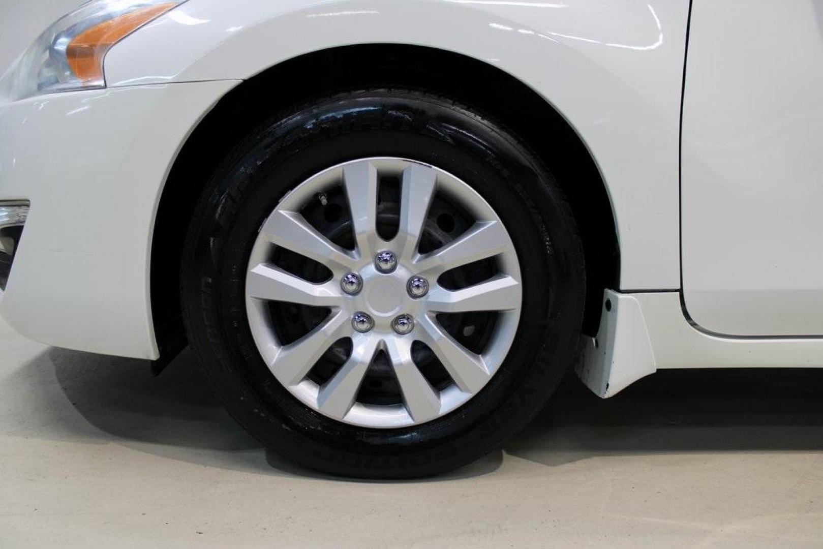 2015 Glacier White /Beige Nissan Altima 2.5 S (1N4AL3AP8FN) with an 2.5L I4 DOHC 16V engine, CVT transmission, located at 15300 Midway Rd., Addison, TX, 75001, (972) 702-0011, 32.958321, -96.838074 - Introducing the 2015 Nissan Altima 2.5 S, now available at Midway Auto Group in Addison, Texas. This midsize sedan offers a harmonious blend of style, efficiency, and comfort, making it an excellent choice for both daily commutes and long-distance drives.<br><br>Key Features:<br><br>Engine: 2.5L I4 - Photo#8