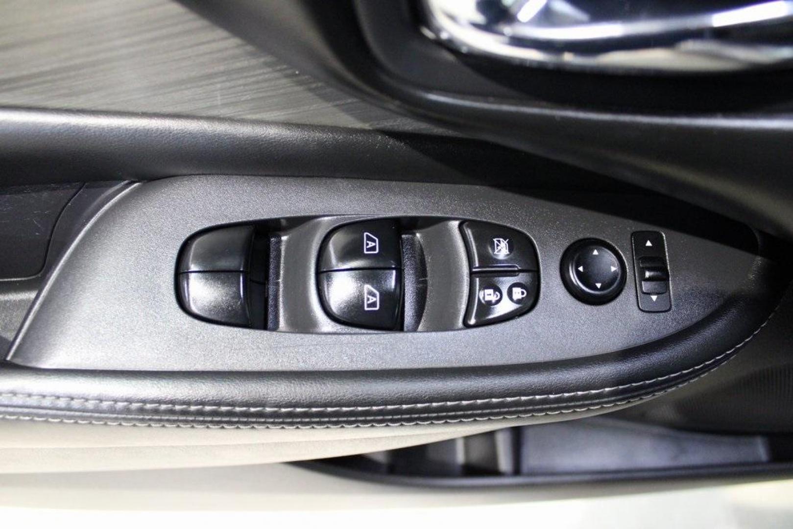 2017 Brilliant Silver Metallic /Graphite Nissan Murano S (5N1AZ2MG4HN) with an 3.5L V6 engine, CVT transmission, located at 15300 Midway Rd., Addison, TX, 75001, (972) 702-0011, 32.958321, -96.838074 - Midway Auto Group in Addison, TX, is pleased to offer this 2017 Nissan Murano S, a midsize crossover SUV that combines comfort, style, and performance.<br><br>Key Features:<br><br>Engine and Performance: Powered by a 3.5L V6 engine paired with a CVT transmission, delivering a balance of power and - Photo#26