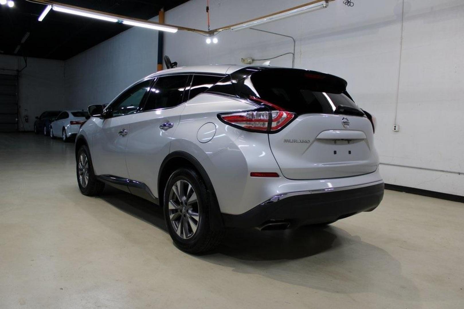 2017 Brilliant Silver Metallic /Graphite Nissan Murano S (5N1AZ2MG4HN) with an 3.5L V6 engine, CVT transmission, located at 15300 Midway Rd., Addison, TX, 75001, (972) 702-0011, 32.958321, -96.838074 - Midway Auto Group in Addison, TX, is pleased to offer this 2017 Nissan Murano S, a midsize crossover SUV that combines comfort, style, and performance.<br><br>Key Features:<br><br>Engine and Performance: Powered by a 3.5L V6 engine paired with a CVT transmission, delivering a balance of power and - Photo#3
