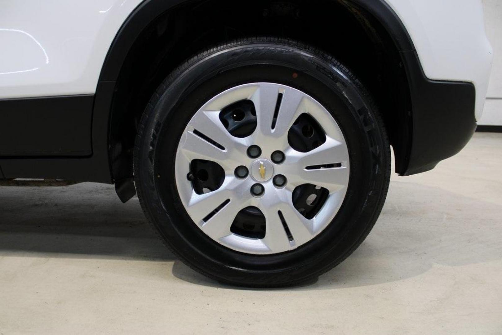 2018 Summit White /Black Chevrolet Trax LS (KL7CJNSB5JB) with an ECOTEC 1.4L I4 SMPI DOHC Turbocharged VVT engine, Automatic transmission, located at 15300 Midway Rd., Addison, TX, 75001, (972) 702-0011, 32.958321, -96.838074 - Photo#9