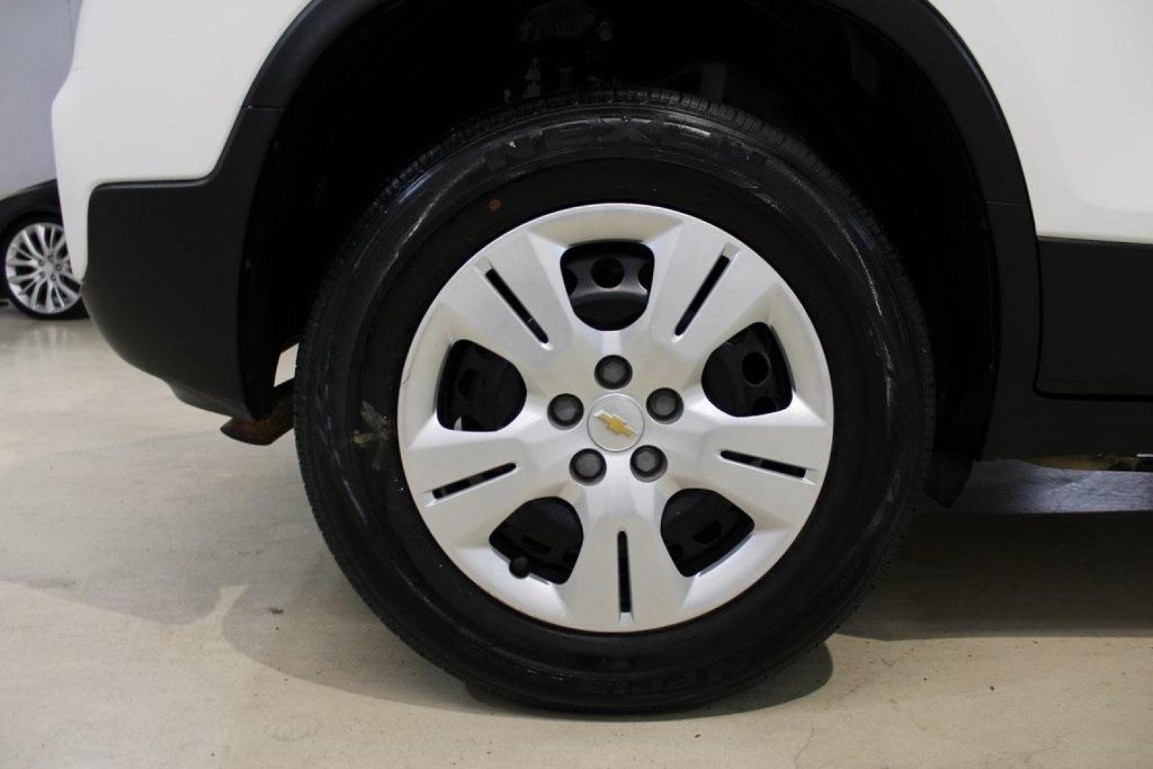 2018 Summit White /Black Chevrolet Trax LS (KL7CJNSB5JB) with an ECOTEC 1.4L I4 SMPI DOHC Turbocharged VVT engine, Automatic transmission, located at 15300 Midway Rd., Addison, TX, 75001, (972) 702-0011, 32.958321, -96.838074 - Photo#10
