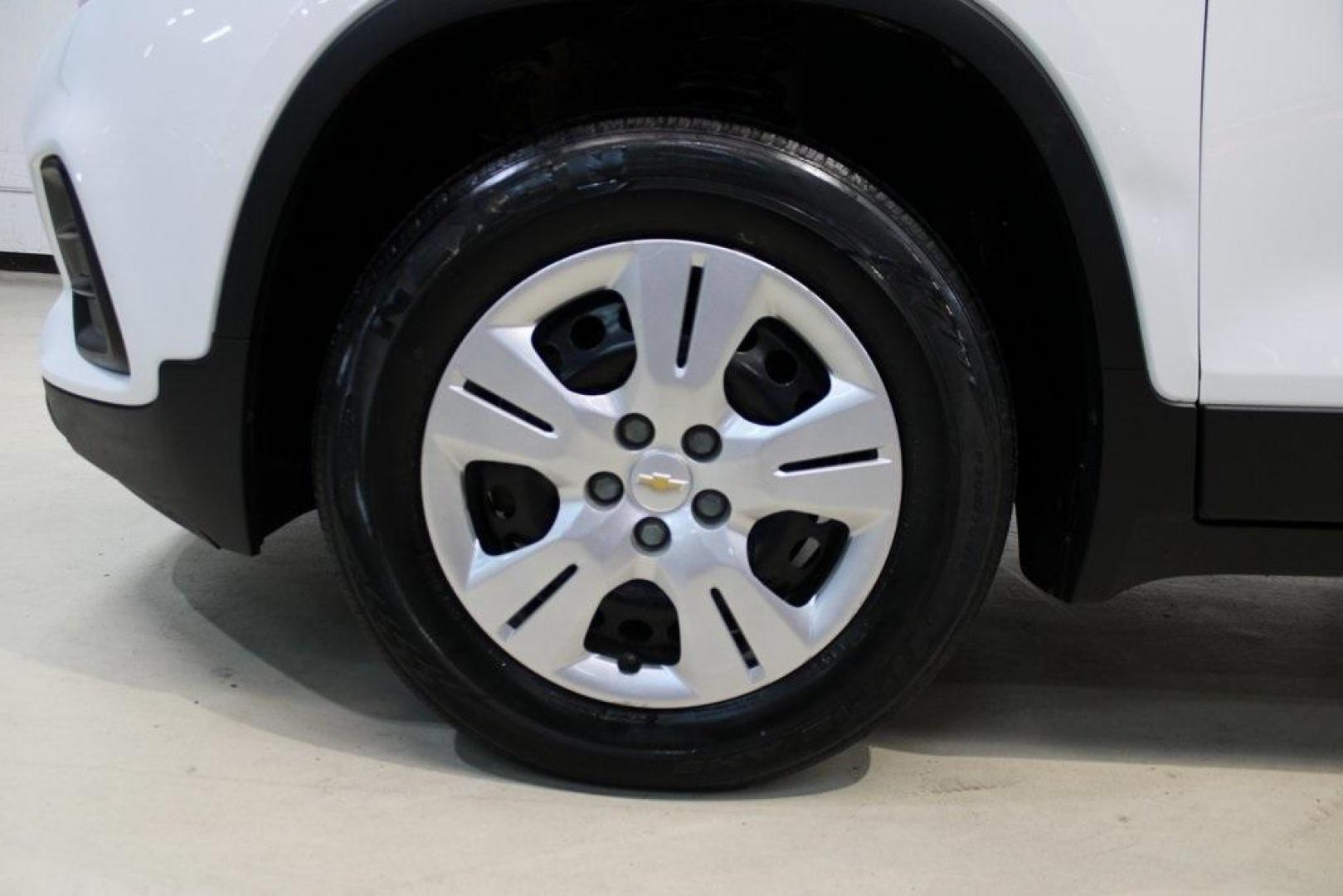 2018 Summit White /Black Chevrolet Trax LS (KL7CJNSB5JB) with an ECOTEC 1.4L I4 SMPI DOHC Turbocharged VVT engine, Automatic transmission, located at 15300 Midway Rd., Addison, TX, 75001, (972) 702-0011, 32.958321, -96.838074 - Photo#8