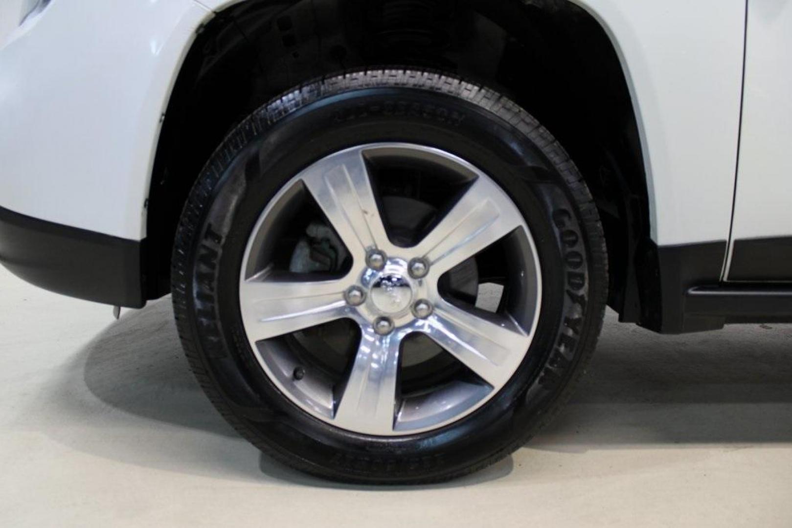 2017 Bright White Clearcoat /Gray Jeep Compass High Altitude (1C4NJDEB5HD) with an 2.4L I4 DOHC 16V Dual VVT engine, Automatic transmission, located at 15300 Midway Rd., Addison, TX, 75001, (972) 702-0011, 32.958321, -96.838074 - Introducing the 2017 Jeep Compass High Altitude, now available at Midway Auto Group in Addison, Texas. With 66,431 miles on the odometer and priced at $12,950, this compact SUV offers a blend of style, comfort, and capability. <br>Edmunds<br>+6<br>midwayautogroup.net<br>+6<br>AutosToday<br>+6<br><br - Photo#5