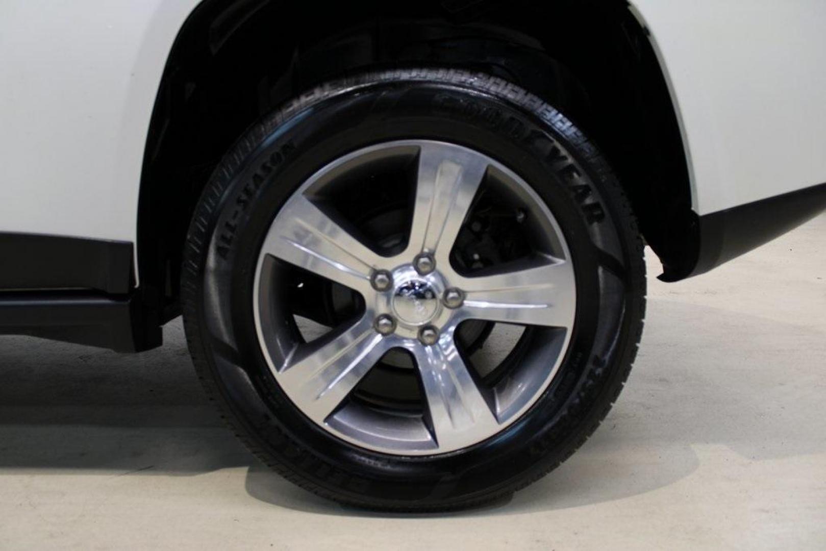 2017 Bright White Clearcoat /Gray Jeep Compass High Altitude (1C4NJDEB5HD) with an 2.4L I4 DOHC 16V Dual VVT engine, Automatic transmission, located at 15300 Midway Rd., Addison, TX, 75001, (972) 702-0011, 32.958321, -96.838074 - Introducing the 2017 Jeep Compass High Altitude, now available at Midway Auto Group in Addison, Texas. With 66,431 miles on the odometer and priced at $12,950, this compact SUV offers a blend of style, comfort, and capability. <br>Edmunds<br>+6<br>midwayautogroup.net<br>+6<br>AutosToday<br>+6<br><br - Photo#6