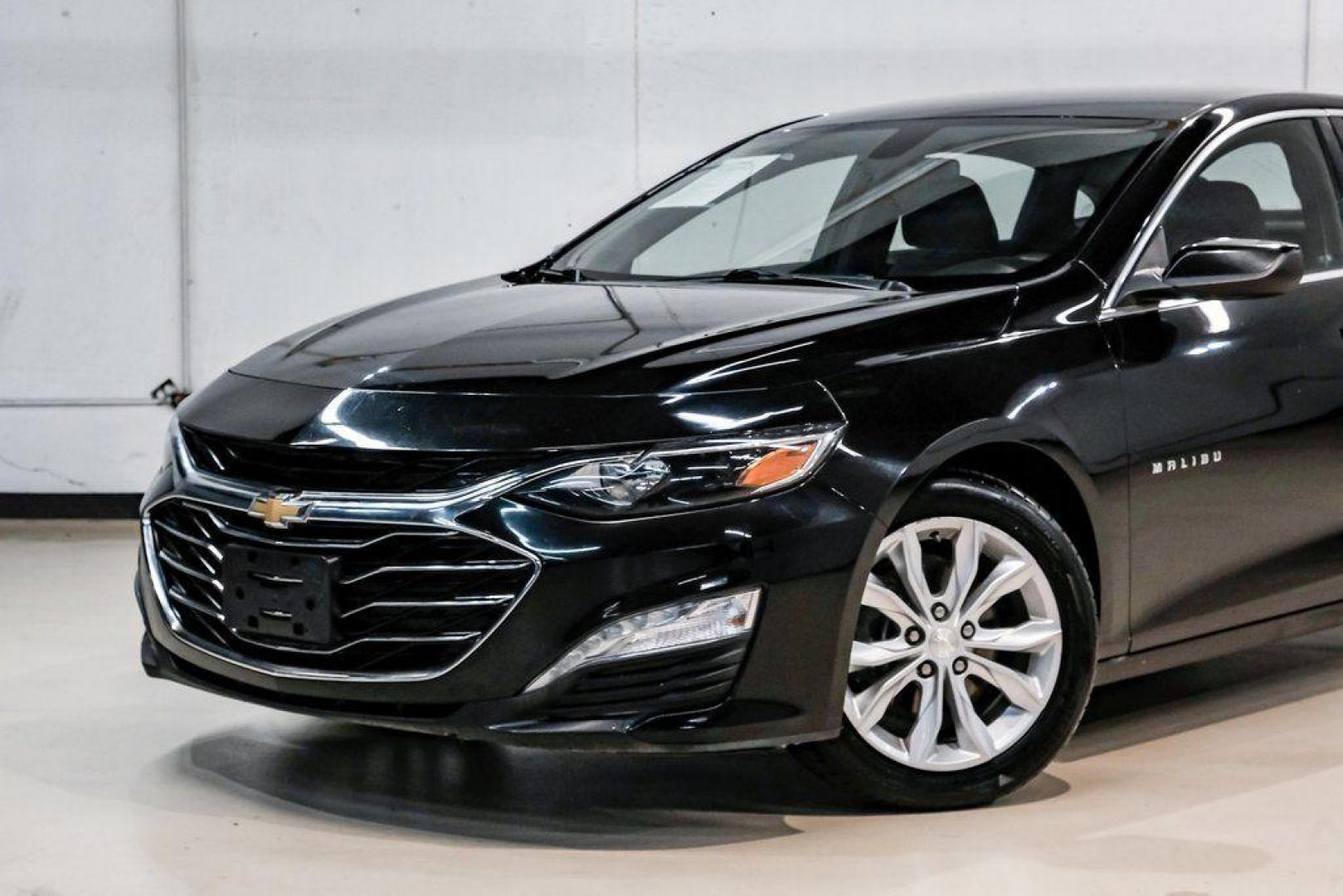 2019 Mosaic Black Metallic /Jet Black Chevrolet Malibu LT (1G1ZD5ST9KF) with an 1.5L DOHC engine, CVT transmission, located at 15300 Midway Rd., Addison, TX, 75001, (972) 702-0011, 32.958321, -96.838074 - 2019 Chevrolet Malibu LT<br><br>Now Available at Midway Auto Group, Addison, Texas<br><br>Stylish, efficient, and packed with modern features the 2019 Chevrolet Malibu LT is a well-rounded midsize sedan designed for comfort and everyday dependability. With a sleek exterior design, smooth ride qualit - Photo#4