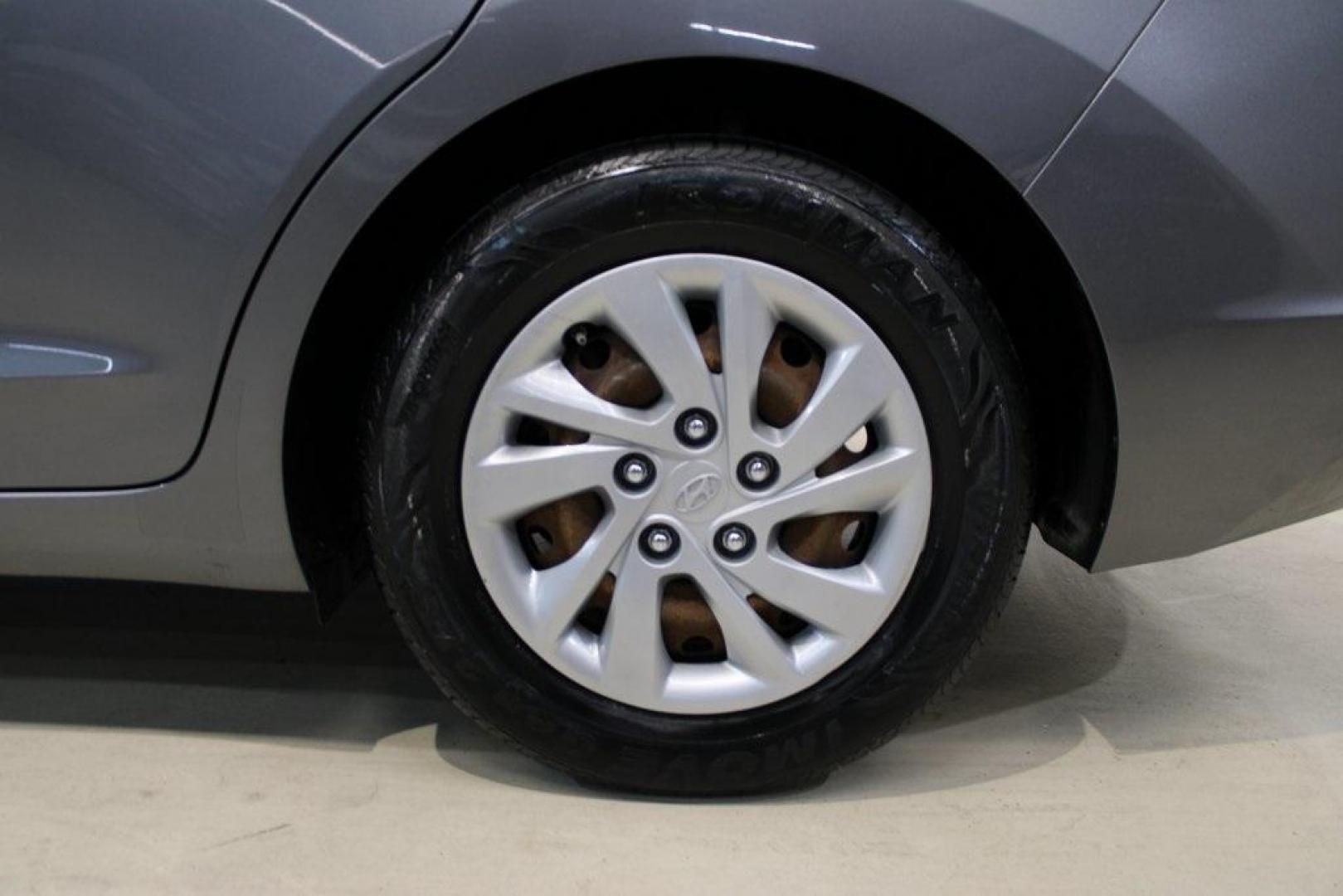 2020 Machine Gray /Gray Hyundai Elantra SE (5NPD74LF0LH) with an 2.0L 4-Cylinder DOHC 16V engine, CVT transmission, located at 15300 Midway Rd., Addison, TX, 75001, (972) 702-0011, 32.958321, -96.838074 - Midway Auto Group in Addison, TX, is pleased to offer this 2020 Hyundai Elantra SE, a compact sedan that combines modern features with efficient performance, making it an excellent choice for daily commutes and weekend drives.<br><br>Key Features:<br><br>Engine and Performance: Powered by a 2.0-li - Photo#9