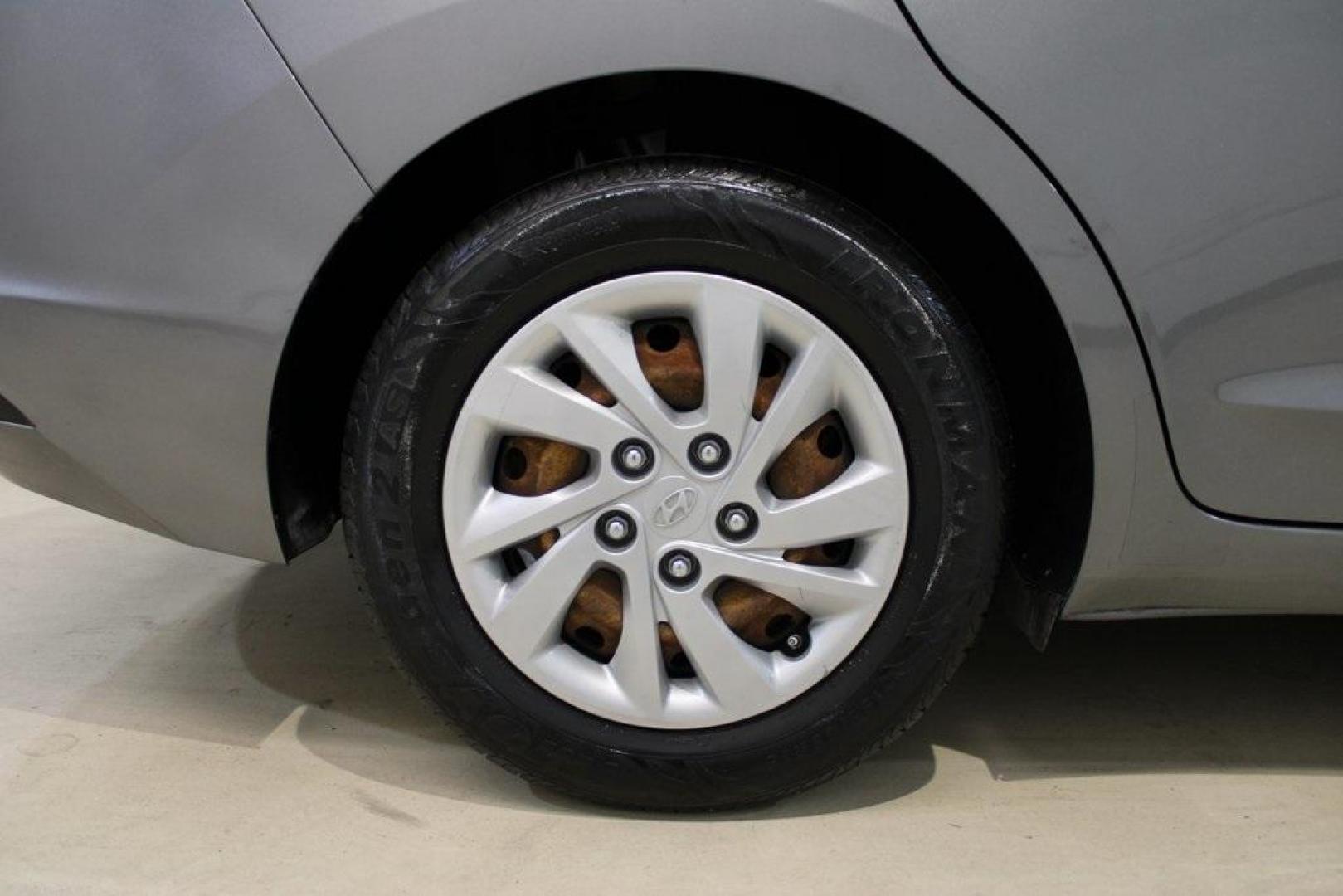 2020 Machine Gray /Gray Hyundai Elantra SE (5NPD74LF0LH) with an 2.0L 4-Cylinder DOHC 16V engine, CVT transmission, located at 15300 Midway Rd., Addison, TX, 75001, (972) 702-0011, 32.958321, -96.838074 - Midway Auto Group in Addison, TX, is pleased to offer this 2020 Hyundai Elantra SE, a compact sedan that combines modern features with efficient performance, making it an excellent choice for daily commutes and weekend drives.<br><br>Key Features:<br><br>Engine and Performance: Powered by a 2.0-li - Photo#10