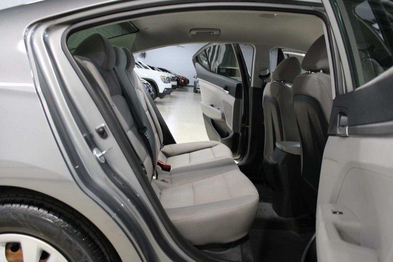 2020 Machine Gray /Gray Hyundai Elantra SE (5NPD74LF0LH) with an 2.0L 4-Cylinder DOHC 16V engine, CVT transmission, located at 15300 Midway Rd., Addison, TX, 75001, (972) 702-0011, 32.958321, -96.838074 - Midway Auto Group in Addison, TX, is pleased to offer this 2020 Hyundai Elantra SE, a compact sedan that combines modern features with efficient performance, making it an excellent choice for daily commutes and weekend drives.<br><br>Key Features:<br><br>Engine and Performance: Powered by a 2.0-li - Photo#15