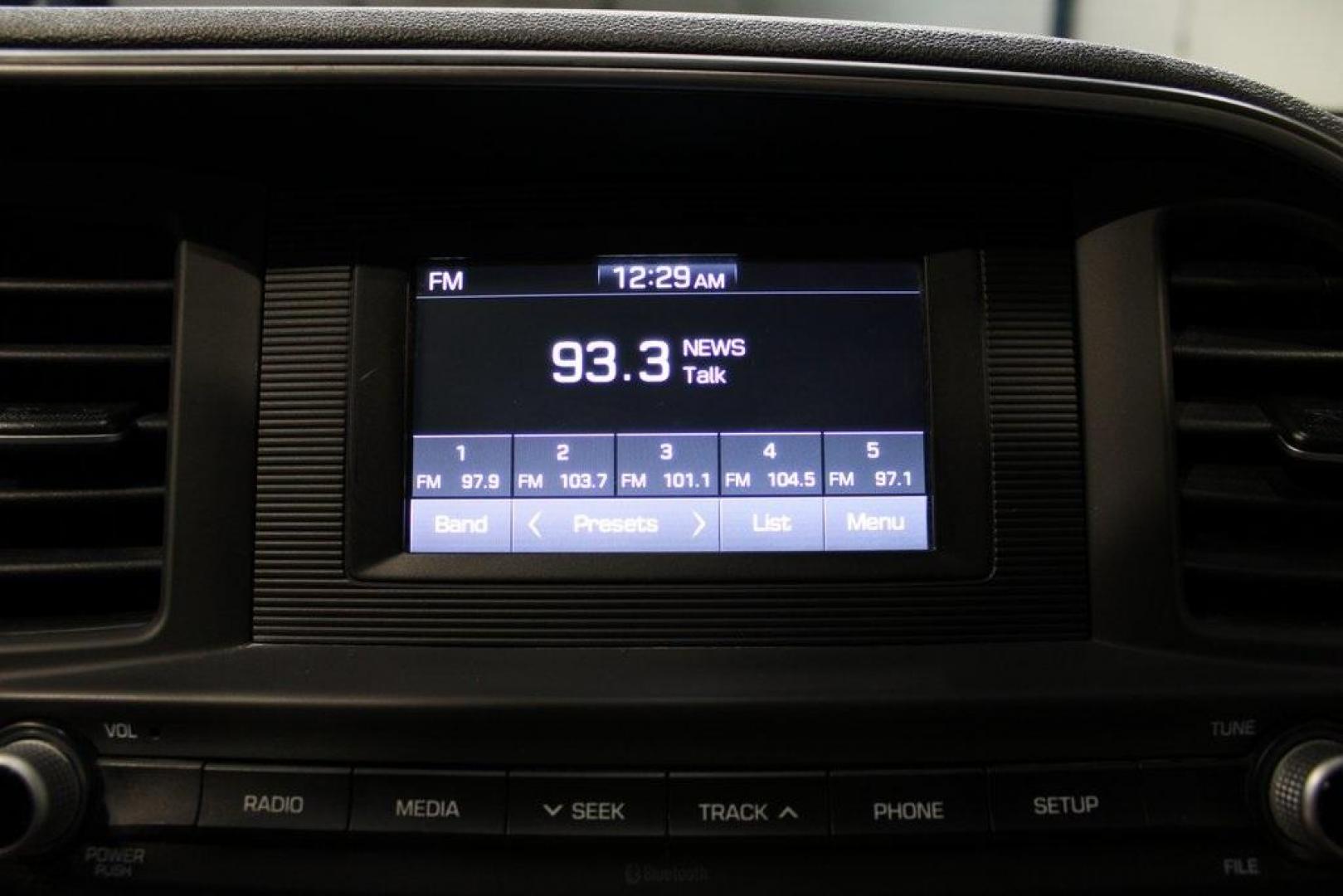 2020 Machine Gray /Gray Hyundai Elantra SE (5NPD74LF0LH) with an 2.0L 4-Cylinder DOHC 16V engine, CVT transmission, located at 15300 Midway Rd., Addison, TX, 75001, (972) 702-0011, 32.958321, -96.838074 - Midway Auto Group in Addison, TX, is pleased to offer this 2020 Hyundai Elantra SE, a compact sedan that combines modern features with efficient performance, making it an excellent choice for daily commutes and weekend drives.<br><br>Key Features:<br><br>Engine and Performance: Powered by a 2.0-li - Photo#18