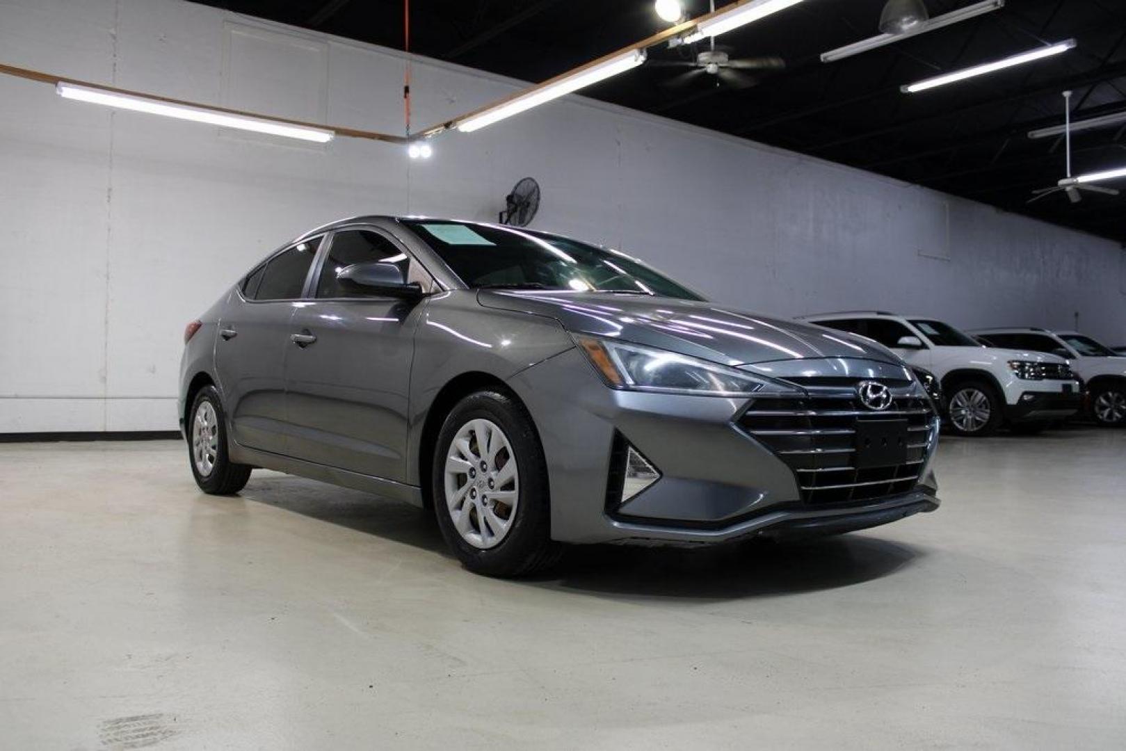 2020 Machine Gray /Gray Hyundai Elantra SE (5NPD74LF0LH) with an 2.0L 4-Cylinder DOHC 16V engine, CVT transmission, located at 15300 Midway Rd., Addison, TX, 75001, (972) 702-0011, 32.958321, -96.838074 - Midway Auto Group in Addison, TX, is pleased to offer this 2020 Hyundai Elantra SE, a compact sedan that combines modern features with efficient performance, making it an excellent choice for daily commutes and weekend drives.<br><br>Key Features:<br><br>Engine and Performance: Powered by a 2.0-li - Photo#1