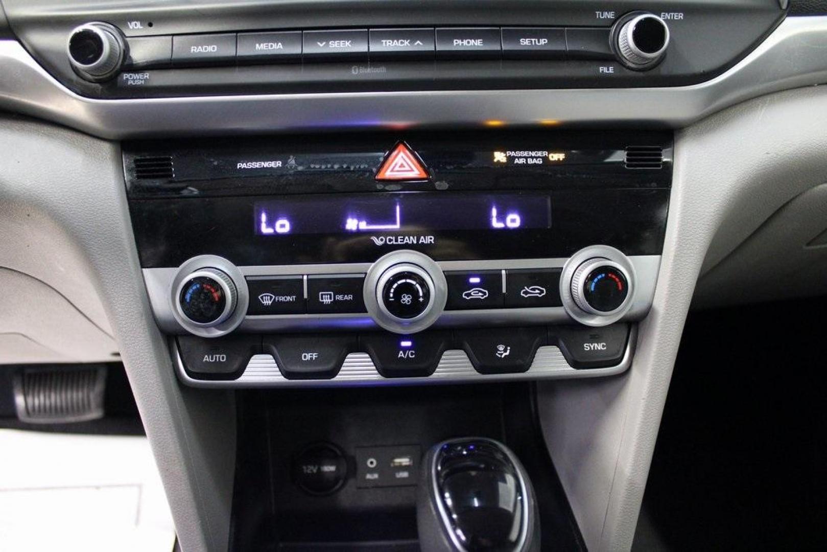 2020 Machine Gray /Gray Hyundai Elantra SE (5NPD74LF0LH) with an 2.0L 4-Cylinder DOHC 16V engine, CVT transmission, located at 15300 Midway Rd., Addison, TX, 75001, (972) 702-0011, 32.958321, -96.838074 - Midway Auto Group in Addison, TX, is pleased to offer this 2020 Hyundai Elantra SE, a compact sedan that combines modern features with efficient performance, making it an excellent choice for daily commutes and weekend drives.<br><br>Key Features:<br><br>Engine and Performance: Powered by a 2.0-li - Photo#20