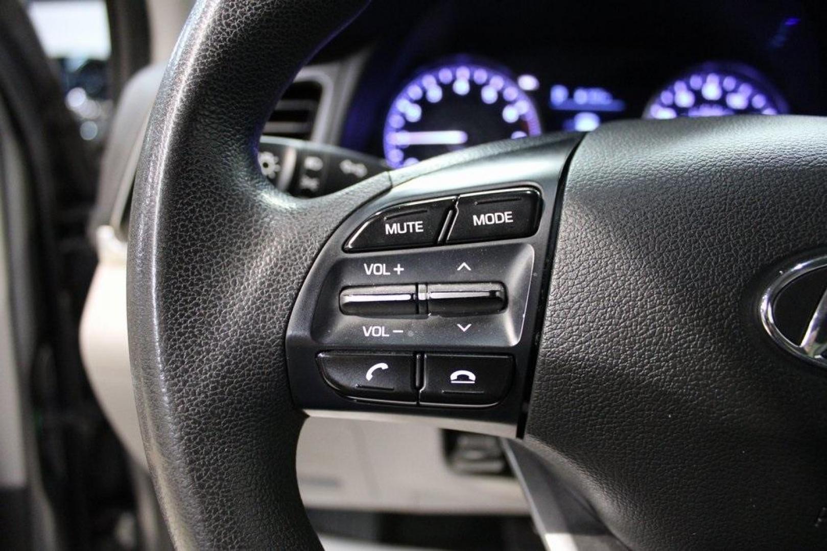 2020 Machine Gray /Gray Hyundai Elantra SE (5NPD74LF0LH) with an 2.0L 4-Cylinder DOHC 16V engine, CVT transmission, located at 15300 Midway Rd., Addison, TX, 75001, (972) 702-0011, 32.958321, -96.838074 - Midway Auto Group in Addison, TX, is pleased to offer this 2020 Hyundai Elantra SE, a compact sedan that combines modern features with efficient performance, making it an excellent choice for daily commutes and weekend drives.<br><br>Key Features:<br><br>Engine and Performance: Powered by a 2.0-li - Photo#23