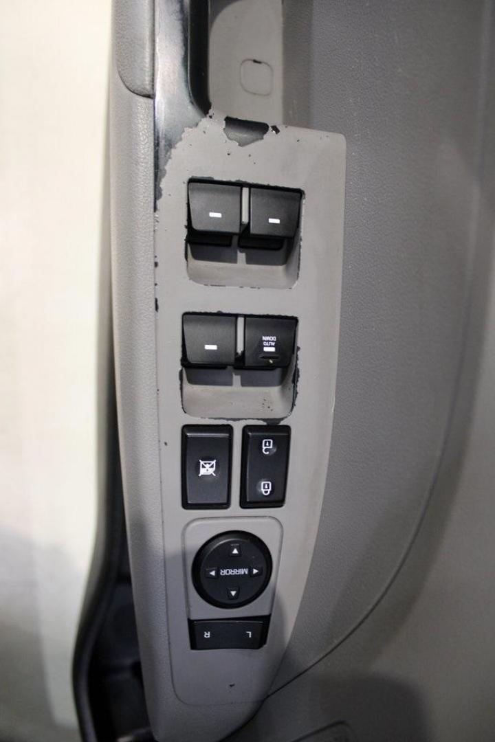 2020 Machine Gray /Gray Hyundai Elantra SE (5NPD74LF0LH) with an 2.0L 4-Cylinder DOHC 16V engine, CVT transmission, located at 15300 Midway Rd., Addison, TX, 75001, (972) 702-0011, 32.958321, -96.838074 - Midway Auto Group in Addison, TX, is pleased to offer this 2020 Hyundai Elantra SE, a compact sedan that combines modern features with efficient performance, making it an excellent choice for daily commutes and weekend drives.<br><br>Key Features:<br><br>Engine and Performance: Powered by a 2.0-li - Photo#26