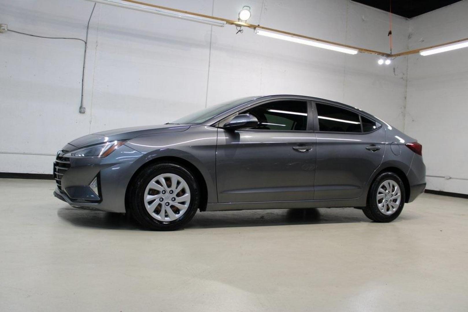 2020 Machine Gray /Gray Hyundai Elantra SE (5NPD74LF0LH) with an 2.0L 4-Cylinder DOHC 16V engine, CVT transmission, located at 15300 Midway Rd., Addison, TX, 75001, (972) 702-0011, 32.958321, -96.838074 - Midway Auto Group in Addison, TX, is pleased to offer this 2020 Hyundai Elantra SE, a compact sedan that combines modern features with efficient performance, making it an excellent choice for daily commutes and weekend drives.<br><br>Key Features:<br><br>Engine and Performance: Powered by a 2.0-li - Photo#4