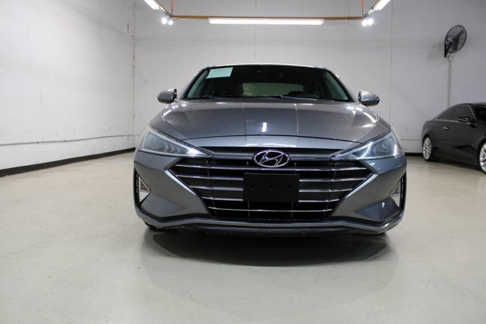 2020 Machine Gray /Gray Hyundai Elantra SE (5NPD74LF0LH) with an 2.0L 4-Cylinder DOHC 16V engine, CVT transmission, located at 15300 Midway Rd., Addison, TX, 75001, (972) 702-0011, 32.958321, -96.838074 - Midway Auto Group in Addison, TX, is pleased to offer this 2020 Hyundai Elantra SE, a compact sedan that combines modern features with efficient performance, making it an excellent choice for daily commutes and weekend drives.<br><br>Key Features:<br><br>Engine and Performance: Powered by a 2.0-li - Photo#5