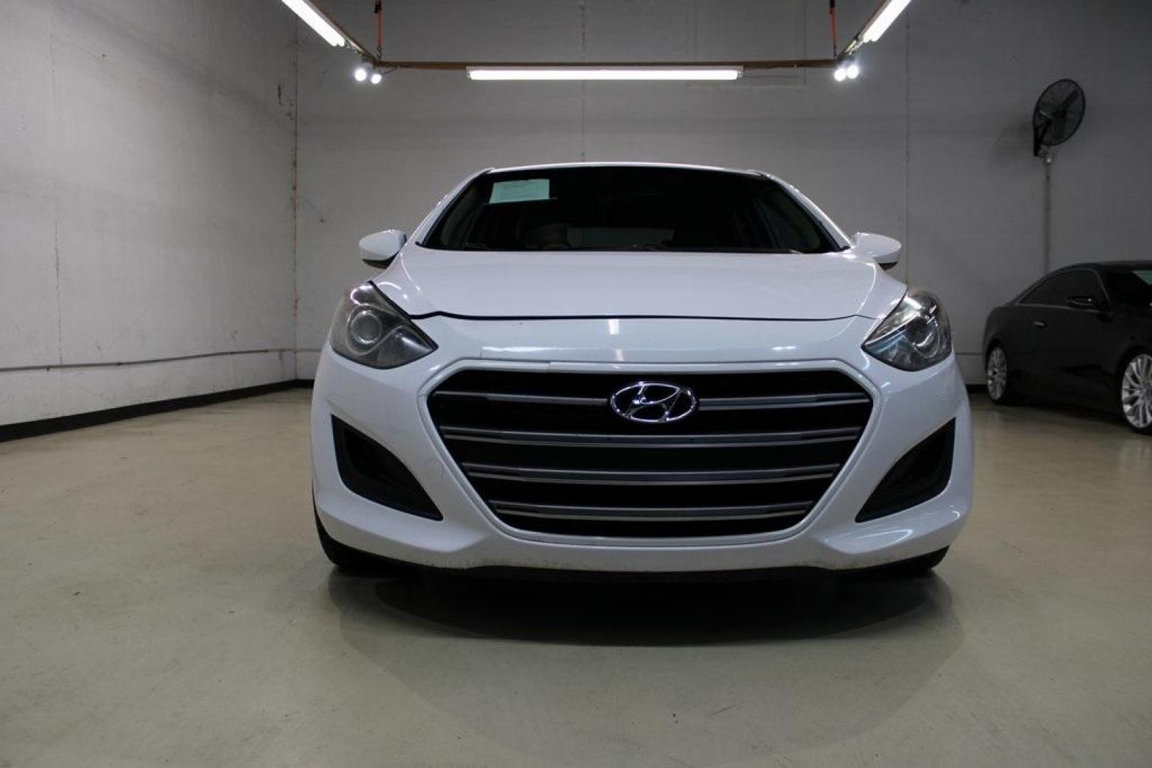 2016 Monaco White /Beige Hyundai Elantra GT Base (KMHD35LH2GU) with an 2.0L DOHC engine, Automatic transmission, located at 15300 Midway Rd., Addison, TX, 75001, (972) 702-0011, 32.958321, -96.838074 - Midway Auto Group in Addison, TX, is excited to offer this 2016 Hyundai Elantra GT, a versatile hatchback that combines spirited performance with practical features, making it an excellent choice for both city driving and weekend adventures.<br><br>Key Features:<br><br>Engine and Performance: Powe - Photo#5