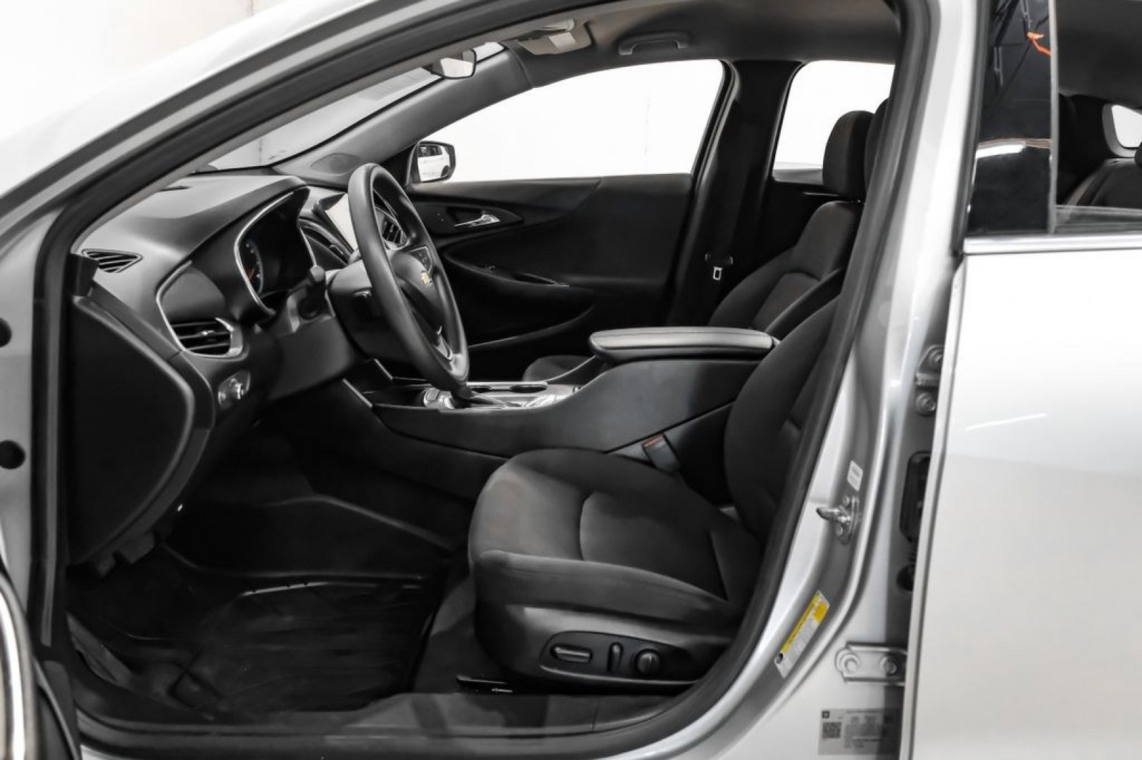2019 Silver Ice Metallic /Black Chevrolet Malibu LT (1G1ZD5STXKF) with an 1.5L DOHC engine, CVT transmission, located at 15300 Midway Rd., Addison, TX, 75001, (972) 702-0011, 32.958321, -96.838074 - Introducing the 2019 Chevrolet Malibu LT, now available at Midway Auto Group in Addison, Texas. This midsize sedan combines sleek design, efficient performance, and modern technology, making it an excellent choice for drivers seeking both style and practicality.<br><br>Key Specifications:<br><br>Eng- Photo#3