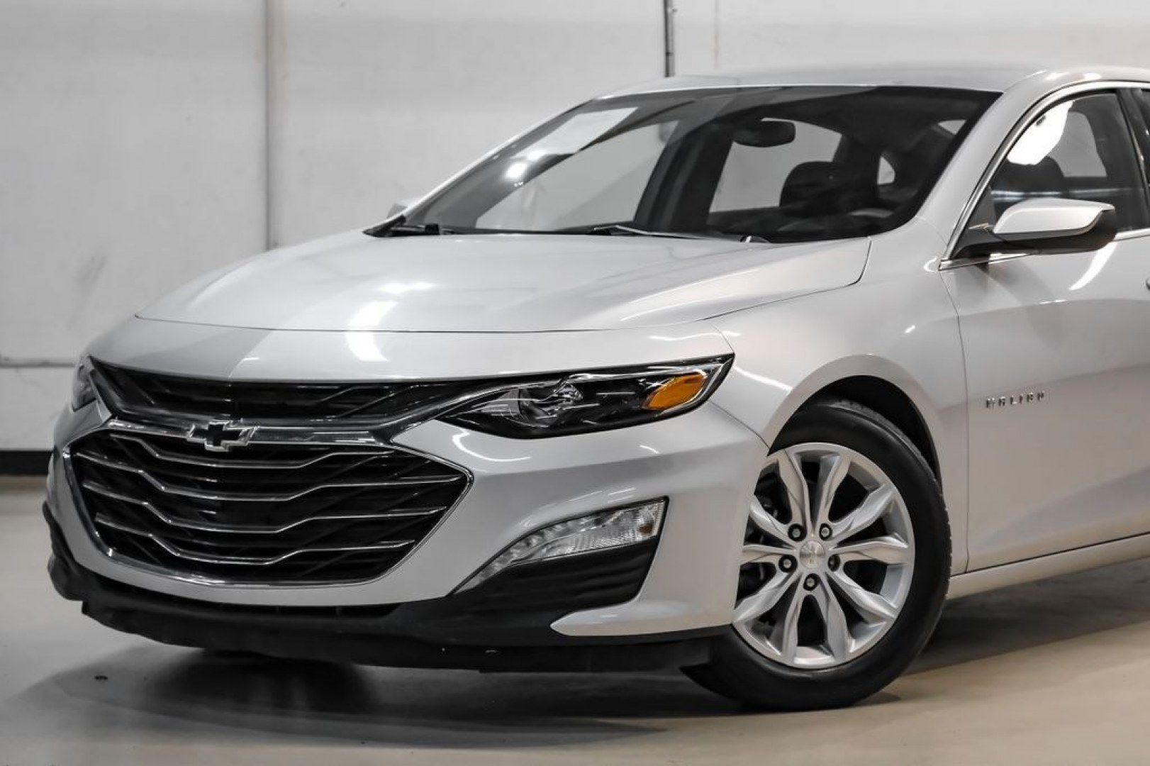 2019 Silver Ice Metallic /Black Chevrolet Malibu LT (1G1ZD5STXKF) with an 1.5L DOHC engine, CVT transmission, located at 15300 Midway Rd., Addison, TX, 75001, (972) 702-0011, 32.958321, -96.838074 - Introducing the 2019 Chevrolet Malibu LT, now available at Midway Auto Group in Addison, Texas. This midsize sedan combines sleek design, efficient performance, and modern technology, making it an excellent choice for drivers seeking both style and practicality.<br><br>Key Specifications:<br><br>Eng- Photo#4