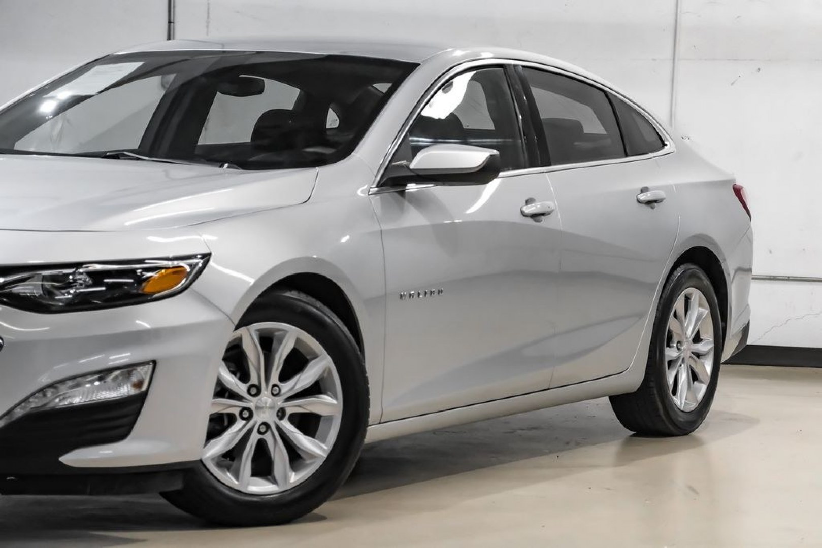 2019 Silver Ice Metallic /Black Chevrolet Malibu LT (1G1ZD5STXKF) with an 1.5L DOHC engine, CVT transmission, located at 15300 Midway Rd., Addison, TX, 75001, (972) 702-0011, 32.958321, -96.838074 - Introducing the 2019 Chevrolet Malibu LT, now available at Midway Auto Group in Addison, Texas. This midsize sedan combines sleek design, efficient performance, and modern technology, making it an excellent choice for drivers seeking both style and practicality.<br><br>Key Specifications:<br><br>Eng- Photo#5
