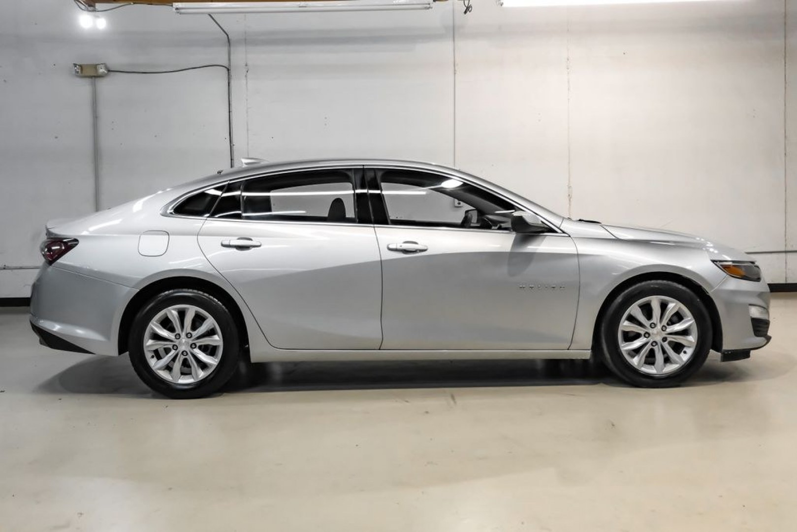 2019 Silver Ice Metallic /Black Chevrolet Malibu LT (1G1ZD5STXKF) with an 1.5L DOHC engine, CVT transmission, located at 15300 Midway Rd., Addison, TX, 75001, (972) 702-0011, 32.958321, -96.838074 - Introducing the 2019 Chevrolet Malibu LT, now available at Midway Auto Group in Addison, Texas. This midsize sedan combines sleek design, efficient performance, and modern technology, making it an excellent choice for drivers seeking both style and practicality.<br><br>Key Specifications:<br><br>Eng- Photo#8