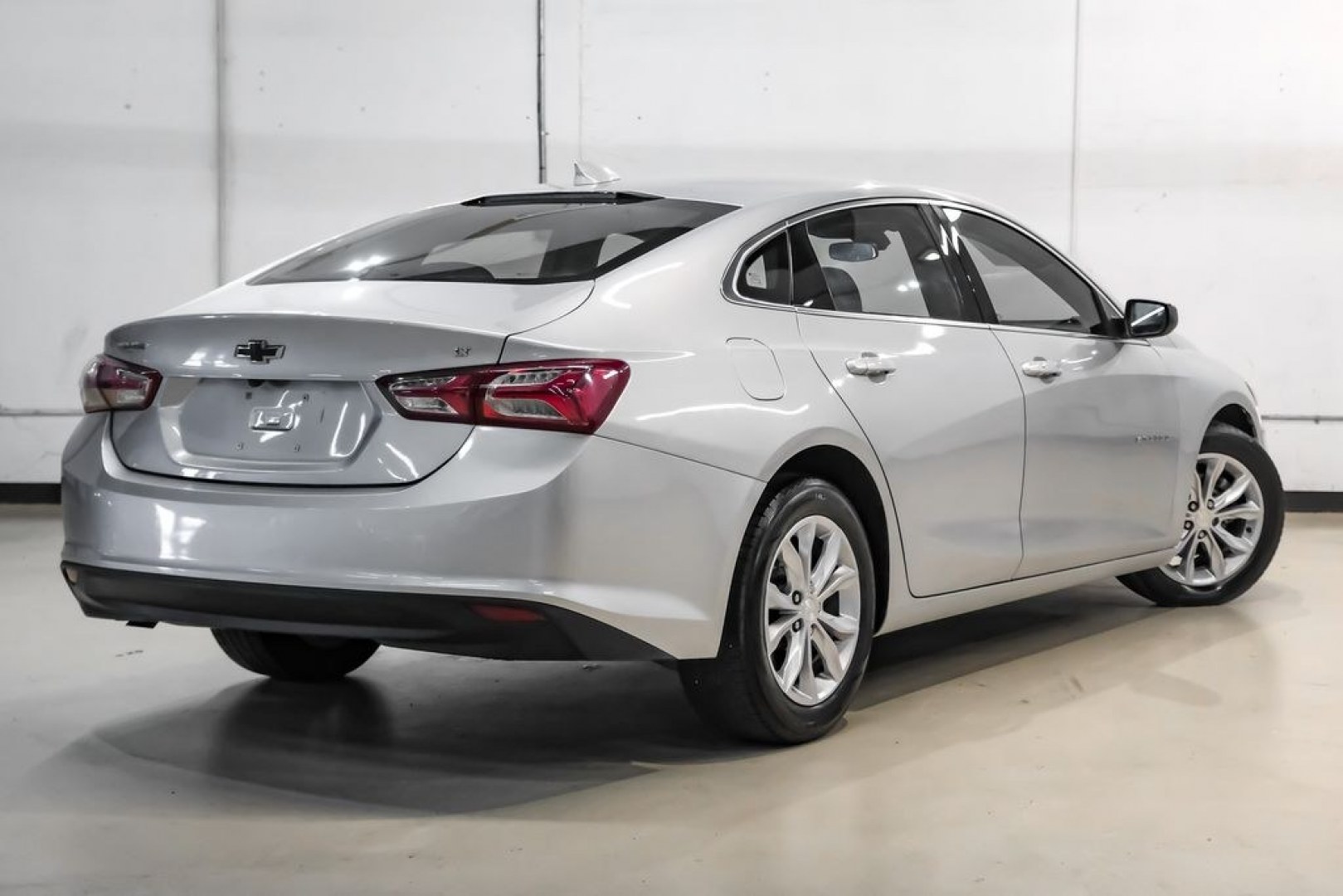 2019 Silver Ice Metallic /Black Chevrolet Malibu LT (1G1ZD5STXKF) with an 1.5L DOHC engine, CVT transmission, located at 15300 Midway Rd., Addison, TX, 75001, (972) 702-0011, 32.958321, -96.838074 - Introducing the 2019 Chevrolet Malibu LT, now available at Midway Auto Group in Addison, Texas. This midsize sedan combines sleek design, efficient performance, and modern technology, making it an excellent choice for drivers seeking both style and practicality.<br><br>Key Specifications:<br><br>Eng- Photo#9