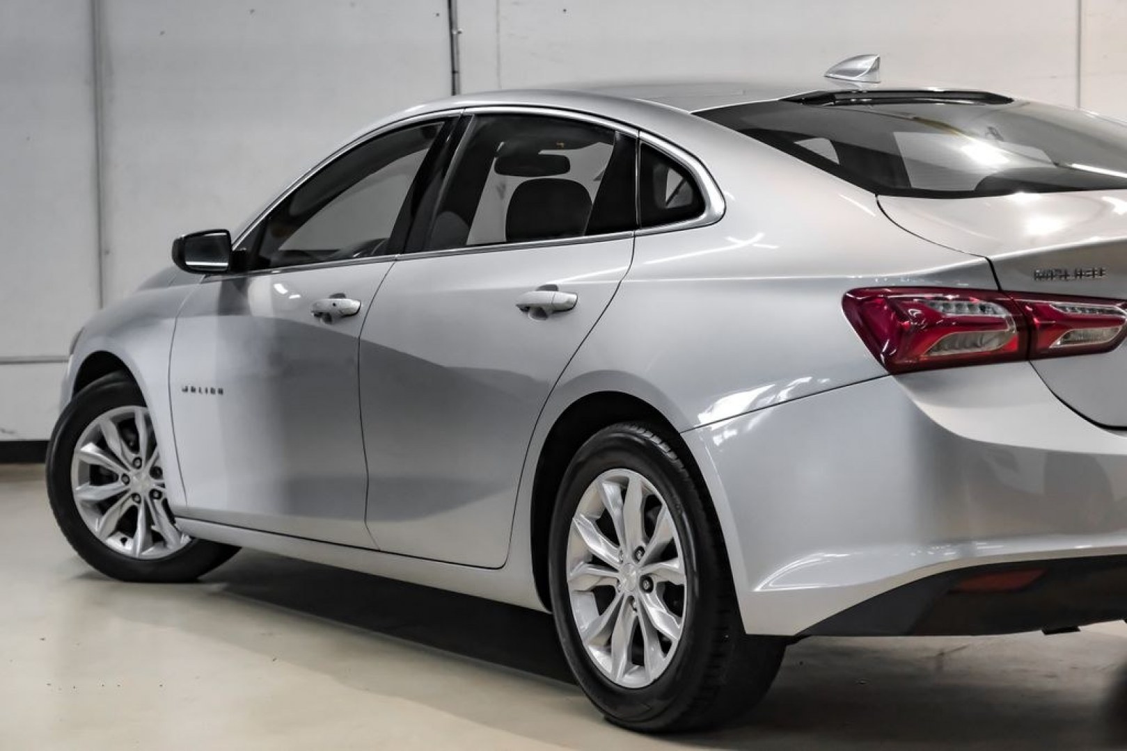 2019 Silver Ice Metallic /Black Chevrolet Malibu LT (1G1ZD5STXKF) with an 1.5L DOHC engine, CVT transmission, located at 15300 Midway Rd., Addison, TX, 75001, (972) 702-0011, 32.958321, -96.838074 - Introducing the 2019 Chevrolet Malibu LT, now available at Midway Auto Group in Addison, Texas. This midsize sedan combines sleek design, efficient performance, and modern technology, making it an excellent choice for drivers seeking both style and practicality.<br><br>Key Specifications:<br><br>Eng- Photo#12