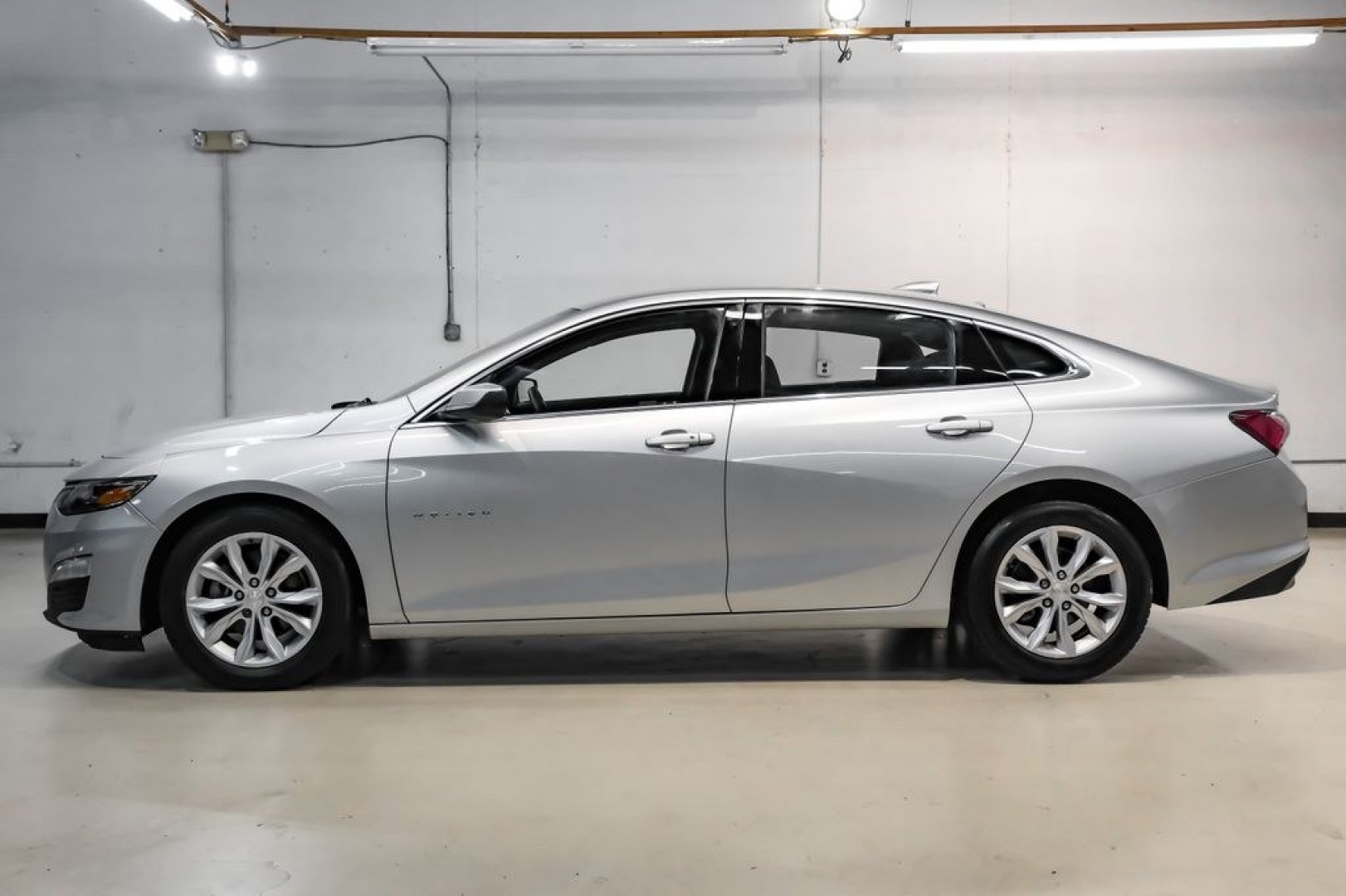 2019 Silver Ice Metallic /Black Chevrolet Malibu LT (1G1ZD5STXKF) with an 1.5L DOHC engine, CVT transmission, located at 15300 Midway Rd., Addison, TX, 75001, (972) 702-0011, 32.958321, -96.838074 - Introducing the 2019 Chevrolet Malibu LT, now available at Midway Auto Group in Addison, Texas. This midsize sedan combines sleek design, efficient performance, and modern technology, making it an excellent choice for drivers seeking both style and practicality.<br><br>Key Specifications:<br><br>Eng- Photo#14