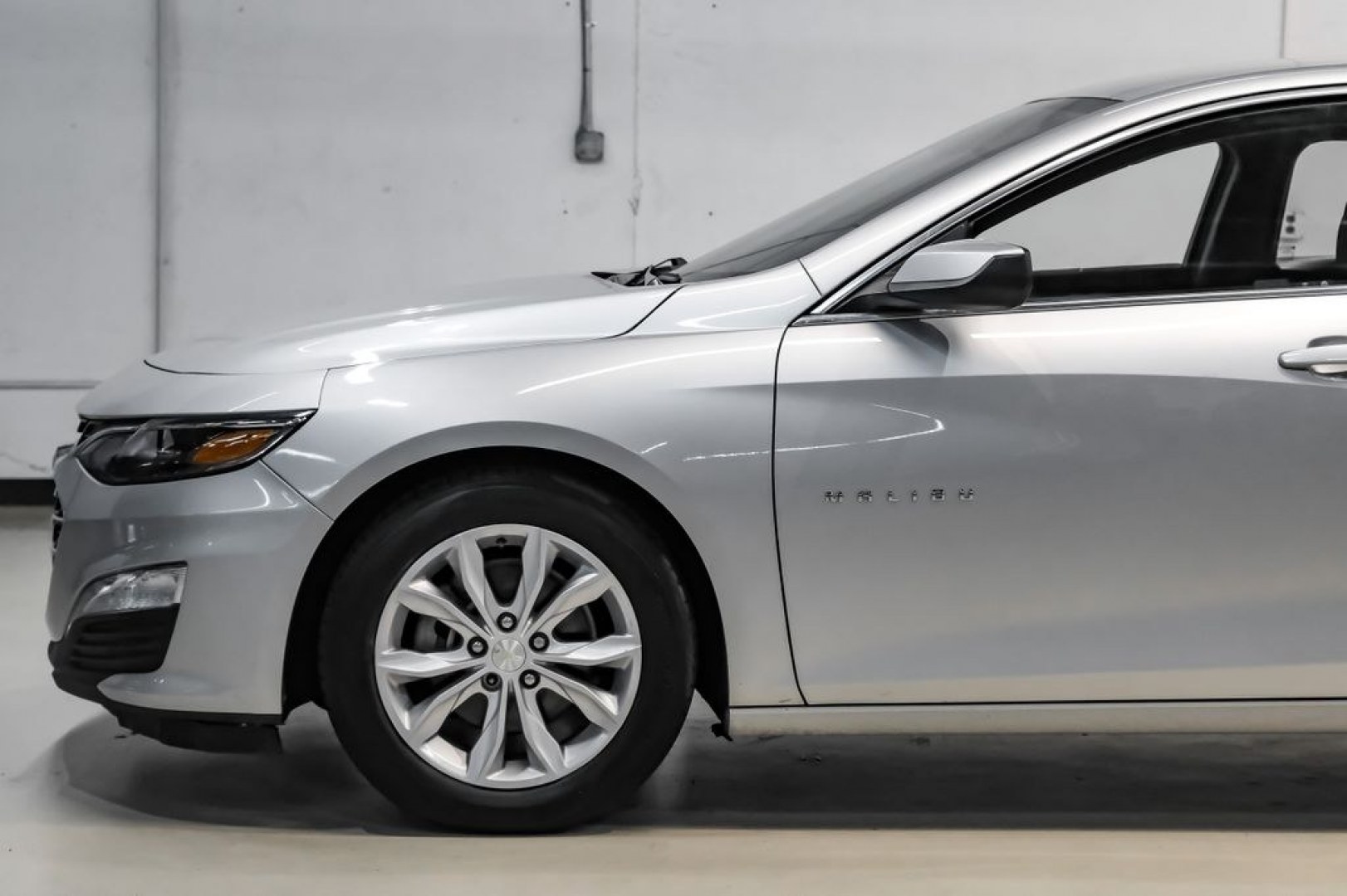 2019 Silver Ice Metallic /Black Chevrolet Malibu LT (1G1ZD5STXKF) with an 1.5L DOHC engine, CVT transmission, located at 15300 Midway Rd., Addison, TX, 75001, (972) 702-0011, 32.958321, -96.838074 - Introducing the 2019 Chevrolet Malibu LT, now available at Midway Auto Group in Addison, Texas. This midsize sedan combines sleek design, efficient performance, and modern technology, making it an excellent choice for drivers seeking both style and practicality.<br><br>Key Specifications:<br><br>Eng- Photo#15