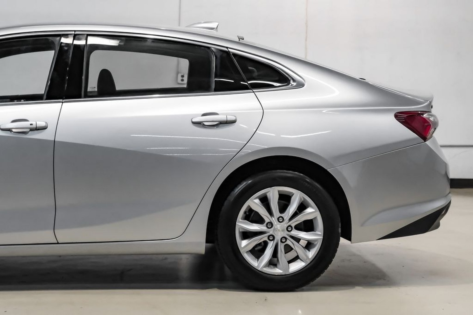 2019 Silver Ice Metallic /Black Chevrolet Malibu LT (1G1ZD5STXKF) with an 1.5L DOHC engine, CVT transmission, located at 15300 Midway Rd., Addison, TX, 75001, (972) 702-0011, 32.958321, -96.838074 - Introducing the 2019 Chevrolet Malibu LT, now available at Midway Auto Group in Addison, Texas. This midsize sedan combines sleek design, efficient performance, and modern technology, making it an excellent choice for drivers seeking both style and practicality.<br><br>Key Specifications:<br><br>Eng- Photo#16