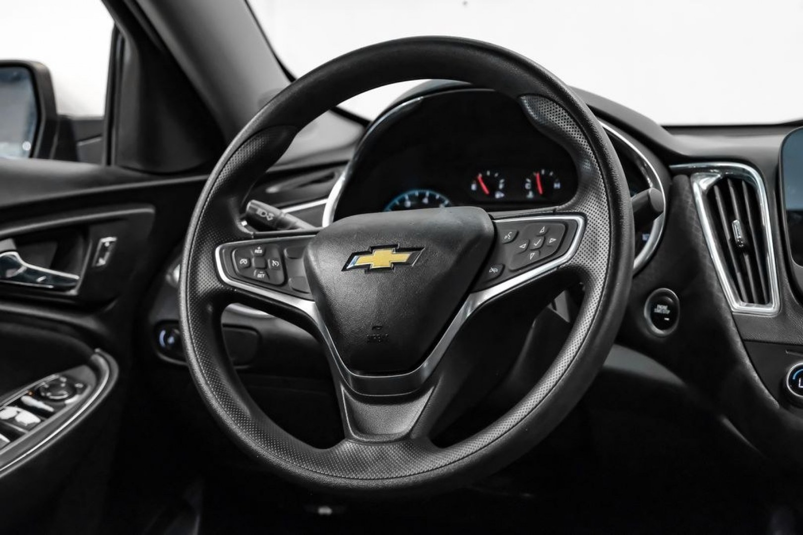 2019 Silver Ice Metallic /Black Chevrolet Malibu LT (1G1ZD5STXKF) with an 1.5L DOHC engine, CVT transmission, located at 15300 Midway Rd., Addison, TX, 75001, (972) 702-0011, 32.958321, -96.838074 - Introducing the 2019 Chevrolet Malibu LT, now available at Midway Auto Group in Addison, Texas. This midsize sedan combines sleek design, efficient performance, and modern technology, making it an excellent choice for drivers seeking both style and practicality.<br><br>Key Specifications:<br><br>Eng- Photo#21