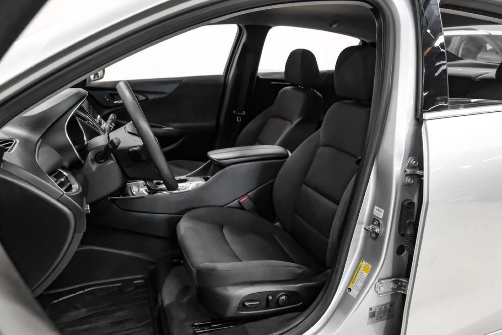 2019 Silver Ice Metallic /Black Chevrolet Malibu LT (1G1ZD5STXKF) with an 1.5L DOHC engine, CVT transmission, located at 15300 Midway Rd., Addison, TX, 75001, (972) 702-0011, 32.958321, -96.838074 - Introducing the 2019 Chevrolet Malibu LT, now available at Midway Auto Group in Addison, Texas. This midsize sedan combines sleek design, efficient performance, and modern technology, making it an excellent choice for drivers seeking both style and practicality.<br><br>Key Specifications:<br><br>Eng- Photo#31