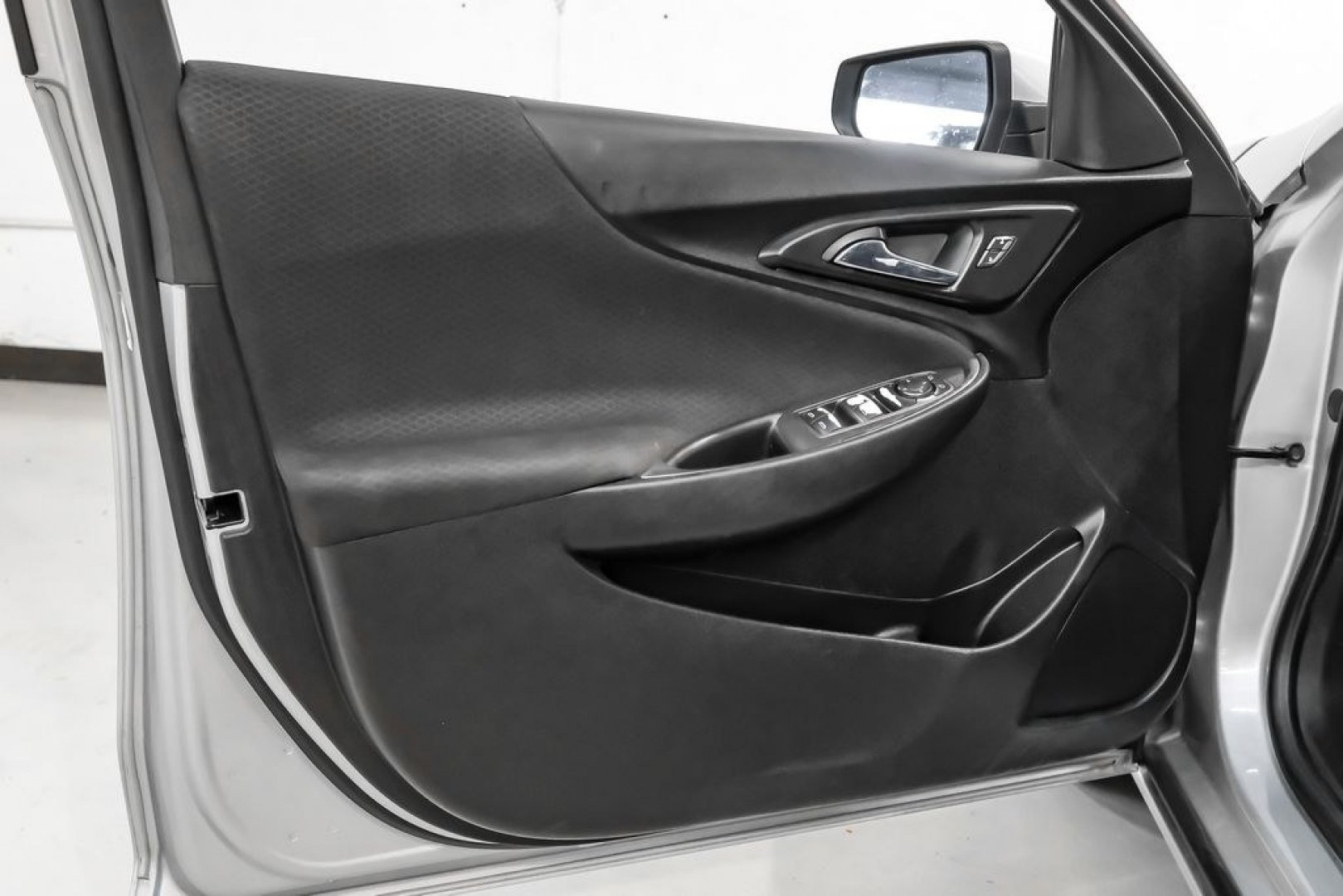 2019 Silver Ice Metallic /Black Chevrolet Malibu LT (1G1ZD5STXKF) with an 1.5L DOHC engine, CVT transmission, located at 15300 Midway Rd., Addison, TX, 75001, (972) 702-0011, 32.958321, -96.838074 - Introducing the 2019 Chevrolet Malibu LT, now available at Midway Auto Group in Addison, Texas. This midsize sedan combines sleek design, efficient performance, and modern technology, making it an excellent choice for drivers seeking both style and practicality.<br><br>Key Specifications:<br><br>Eng- Photo#40