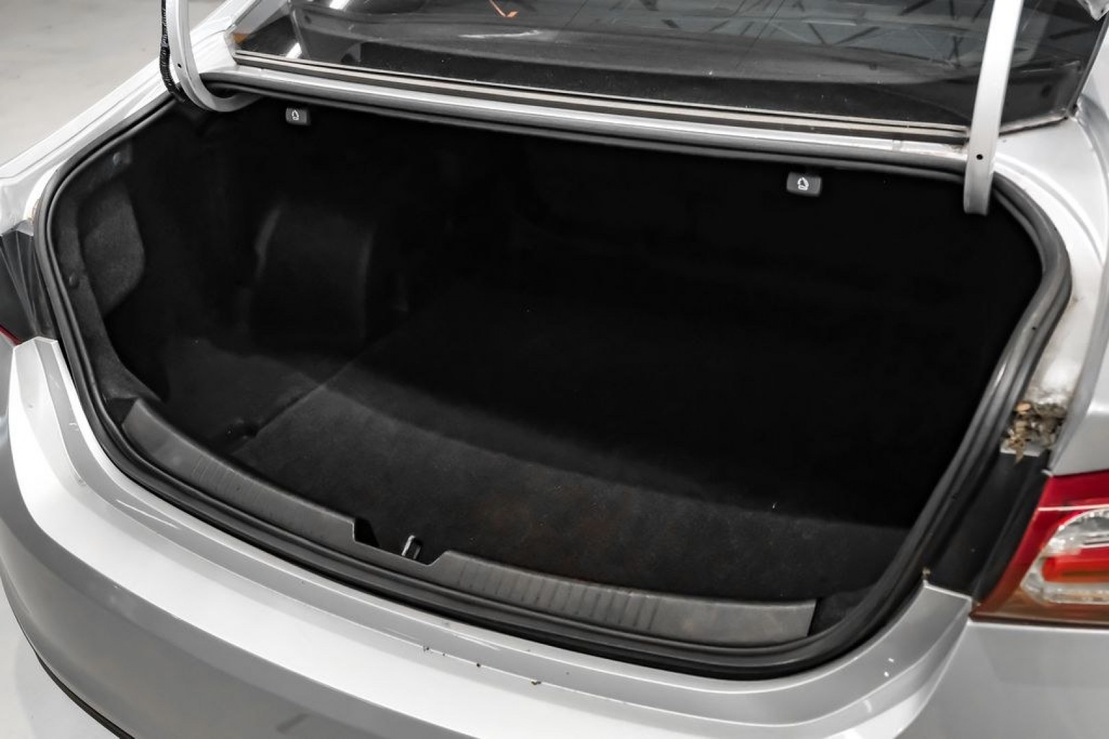 2019 Silver Ice Metallic /Black Chevrolet Malibu LT (1G1ZD5STXKF) with an 1.5L DOHC engine, CVT transmission, located at 15300 Midway Rd., Addison, TX, 75001, (972) 702-0011, 32.958321, -96.838074 - Introducing the 2019 Chevrolet Malibu LT, now available at Midway Auto Group in Addison, Texas. This midsize sedan combines sleek design, efficient performance, and modern technology, making it an excellent choice for drivers seeking both style and practicality.<br><br>Key Specifications:<br><br>Eng- Photo#50