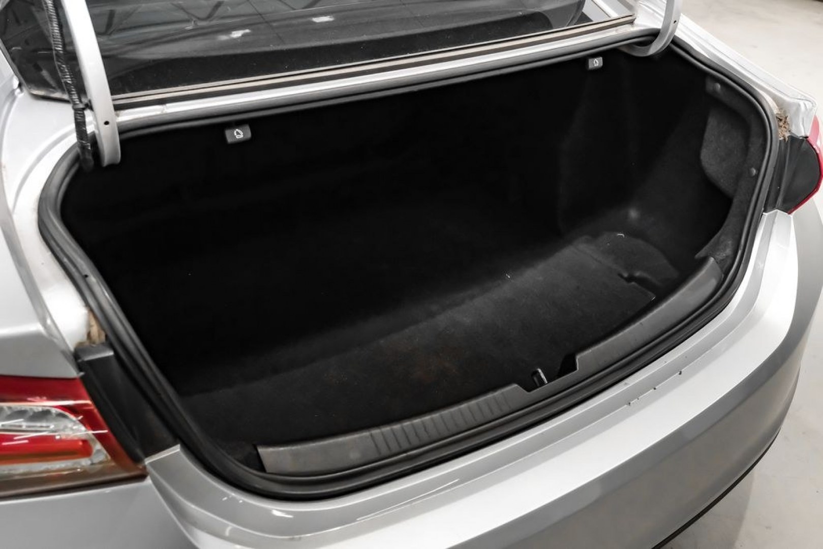 2019 Silver Ice Metallic /Black Chevrolet Malibu LT (1G1ZD5STXKF) with an 1.5L DOHC engine, CVT transmission, located at 15300 Midway Rd., Addison, TX, 75001, (972) 702-0011, 32.958321, -96.838074 - Introducing the 2019 Chevrolet Malibu LT, now available at Midway Auto Group in Addison, Texas. This midsize sedan combines sleek design, efficient performance, and modern technology, making it an excellent choice for drivers seeking both style and practicality.<br><br>Key Specifications:<br><br>Eng- Photo#51