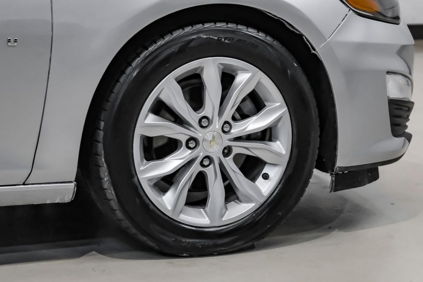 2019 Silver Ice Metallic /Black Chevrolet Malibu LT (1G1ZD5STXKF) with an 1.5L DOHC engine, CVT transmission, located at 15300 Midway Rd., Addison, TX, 75001, (972) 702-0011, 32.958321, -96.838074 - Introducing the 2019 Chevrolet Malibu LT, now available at Midway Auto Group in Addison, Texas. This midsize sedan combines sleek design, efficient performance, and modern technology, making it an excellent choice for drivers seeking both style and practicality.<br><br>Key Specifications:<br><br>Eng- Photo#53