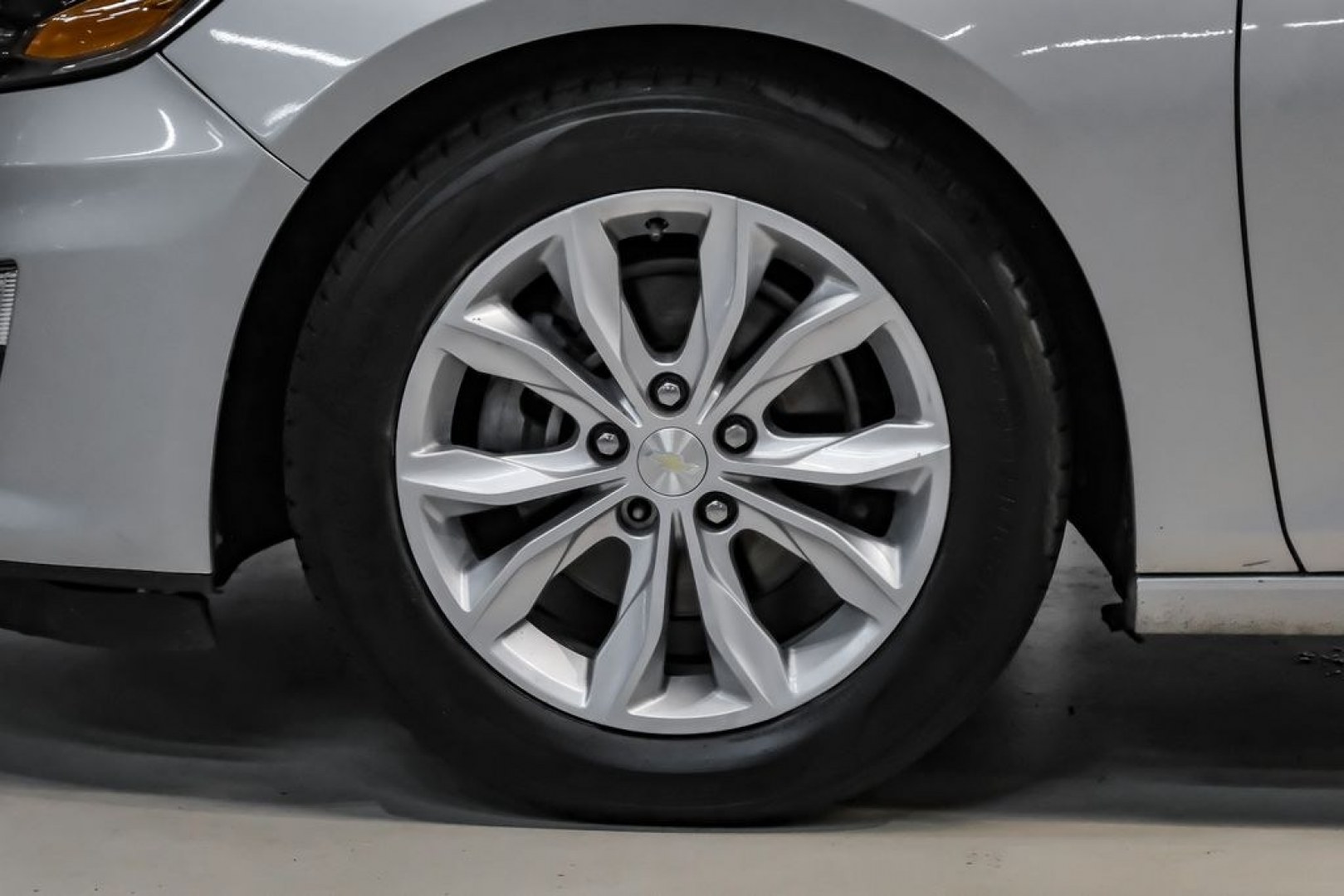 2019 Silver Ice Metallic /Black Chevrolet Malibu LT (1G1ZD5STXKF) with an 1.5L DOHC engine, CVT transmission, located at 15300 Midway Rd., Addison, TX, 75001, (972) 702-0011, 32.958321, -96.838074 - Introducing the 2019 Chevrolet Malibu LT, now available at Midway Auto Group in Addison, Texas. This midsize sedan combines sleek design, efficient performance, and modern technology, making it an excellent choice for drivers seeking both style and practicality.<br><br>Key Specifications:<br><br>Eng- Photo#54
