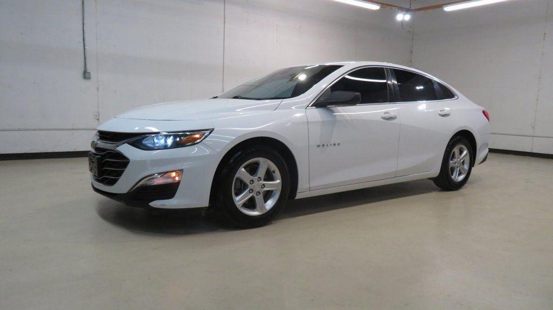 2019 Summit White /Jet Black Chevrolet Malibu LS (1G1ZB5ST0KF) with an 1.5L DOHC engine, CVT transmission, located at 15300 Midway Rd., Addison, TX, 75001, (972) 702-0011, 32.958321, -96.838074 - 2019 Chevrolet Malibu LS<br>Available Now at Midway Auto Group Addison, Texas<br><br>Elevate your daily drive with this sleek and efficient 2019 Chevrolet Malibu LS. Combining stylish design, impressive fuel economy, and modern technology, the Malibu LS is perfect for those who appreciate comfort a - Photo#4