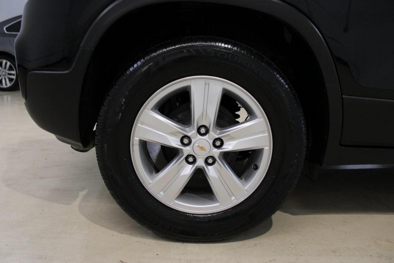 2020 Gb0 /Jet Black Chevrolet Trax LT (KL7CJLSB2LB) with an ECOTEC 1.4L I4 SMPI DOHC Turbocharged VVT engine, Automatic transmission, located at 15300 Midway Rd., Addison, TX, 75001, (972) 702-0011, 32.958321, -96.838074 - 2020 Chevrolet Trax LT<br>Now Available at Midway Auto Group Addison, Texas<br><br>The 2020 Chevrolet Trax LT combines compact versatility with exceptional efficiency, making it the perfect SUV for navigating Addisons busy streets or exploring Texas highways. Comfortable, connected, and safe, this - Photo#10