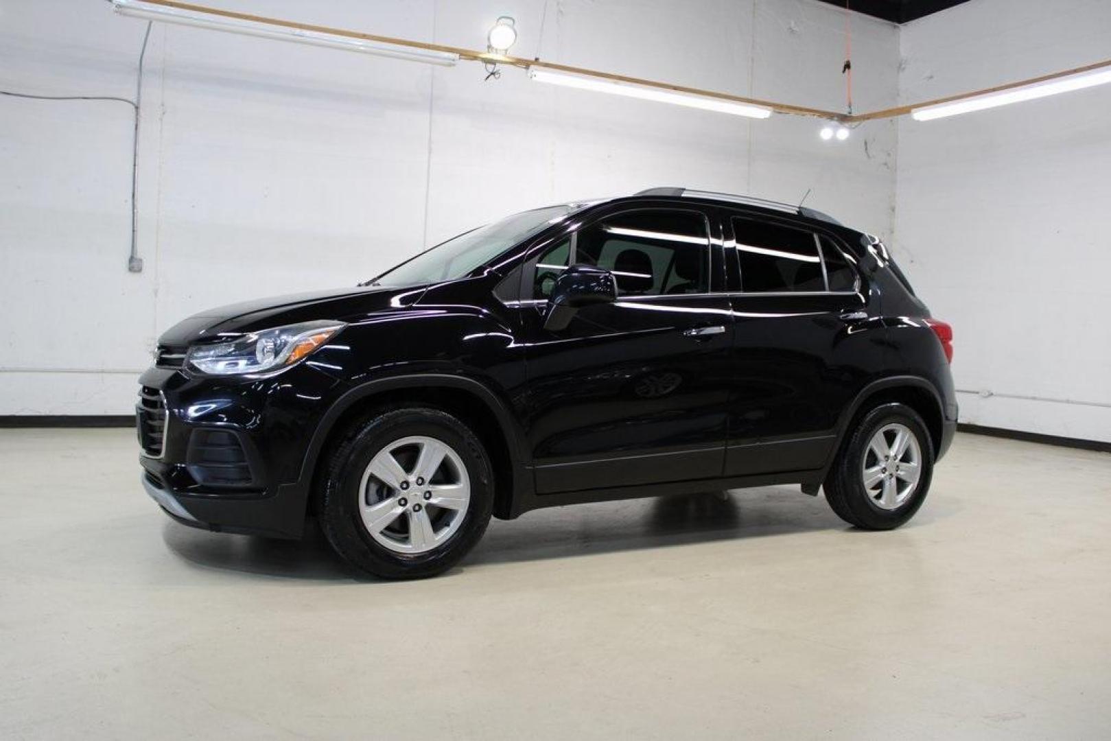 2020 Gb0 /Jet Black Chevrolet Trax LT (KL7CJLSB2LB) with an ECOTEC 1.4L I4 SMPI DOHC Turbocharged VVT engine, Automatic transmission, located at 15300 Midway Rd., Addison, TX, 75001, (972) 702-0011, 32.958321, -96.838074 - 2020 Chevrolet Trax LT<br>Now Available at Midway Auto Group Addison, Texas<br><br>The 2020 Chevrolet Trax LT combines compact versatility with exceptional efficiency, making it the perfect SUV for navigating Addisons busy streets or exploring Texas highways. Comfortable, connected, and safe, this - Photo#4