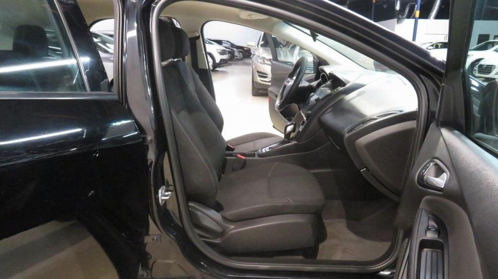 2018 Shadow Black /Charcoal Black Ford Focus SE (1FADP3K28JL) with an 2.0L I4 DGI Ti-VCT engine, Automatic transmission, located at 15300 Midway Rd., Addison, TX, 75001, (972) 702-0011, 32.958321, -96.838074 - 2018 Ford Focus SE Hatchback<br>Now Available at Midway Auto Group Addison, Texas<br><br>The 2018 Ford Focus SE Hatchback combines practicality, efficiency, and style, making it the ideal choice for daily commutes and weekend getaways alike. With its sporty handling, comfortable interior, and advan - Photo#14