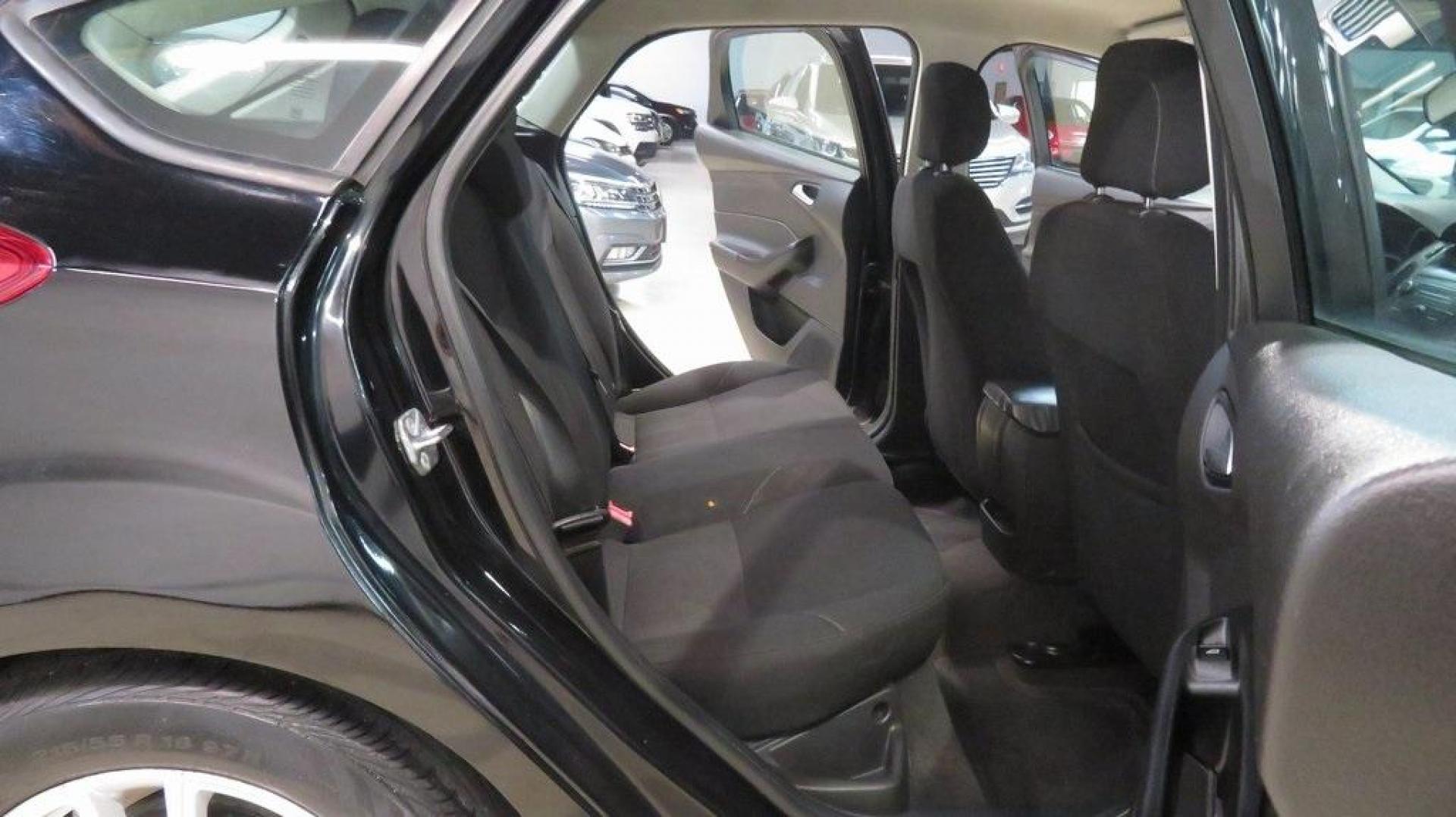2018 Shadow Black /Charcoal Black Ford Focus SE (1FADP3K28JL) with an 2.0L I4 DGI Ti-VCT engine, Automatic transmission, located at 15300 Midway Rd., Addison, TX, 75001, (972) 702-0011, 32.958321, -96.838074 - 2018 Ford Focus SE Hatchback<br>Now Available at Midway Auto Group Addison, Texas<br><br>The 2018 Ford Focus SE Hatchback combines practicality, efficiency, and style, making it the ideal choice for daily commutes and weekend getaways alike. With its sporty handling, comfortable interior, and advan - Photo#15