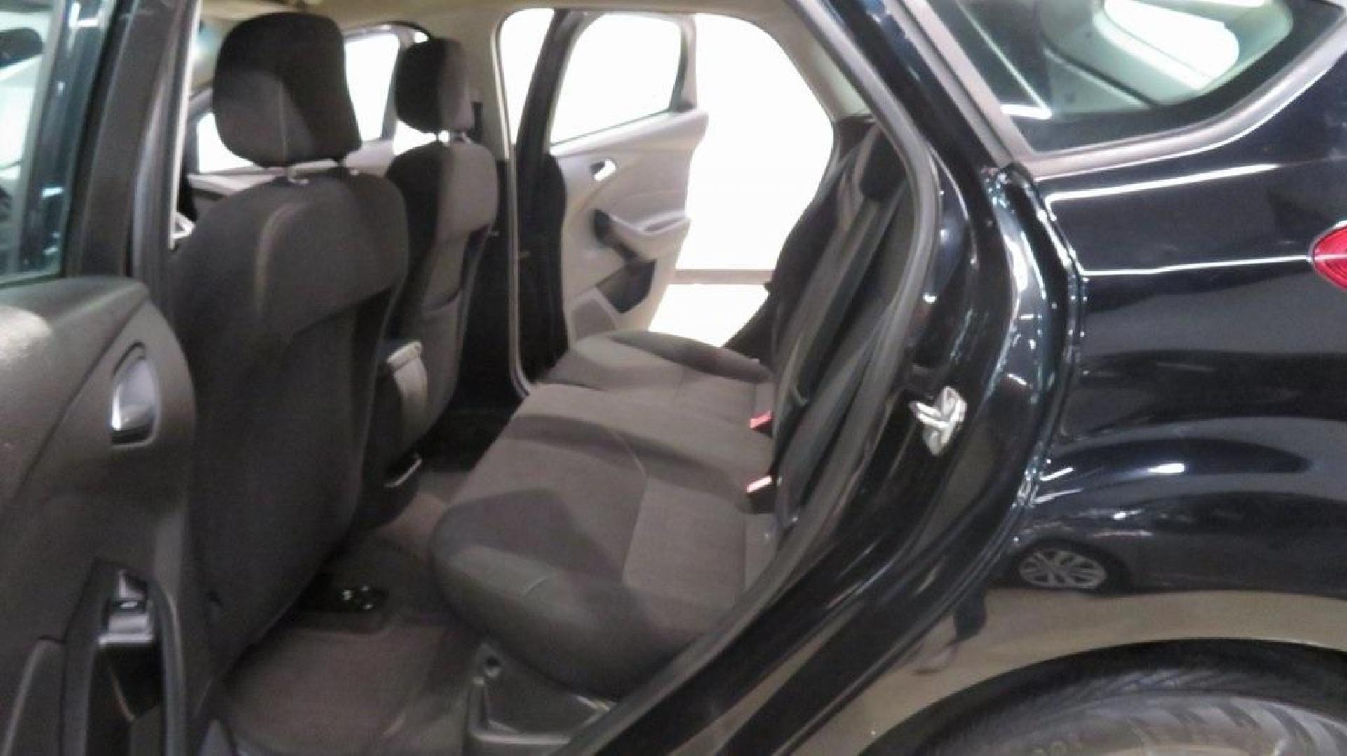 2018 Shadow Black /Charcoal Black Ford Focus SE (1FADP3K28JL) with an 2.0L I4 DGI Ti-VCT engine, Automatic transmission, located at 15300 Midway Rd., Addison, TX, 75001, (972) 702-0011, 32.958321, -96.838074 - 2018 Ford Focus SE Hatchback<br>Now Available at Midway Auto Group Addison, Texas<br><br>The 2018 Ford Focus SE Hatchback combines practicality, efficiency, and style, making it the ideal choice for daily commutes and weekend getaways alike. With its sporty handling, comfortable interior, and advan - Photo#16