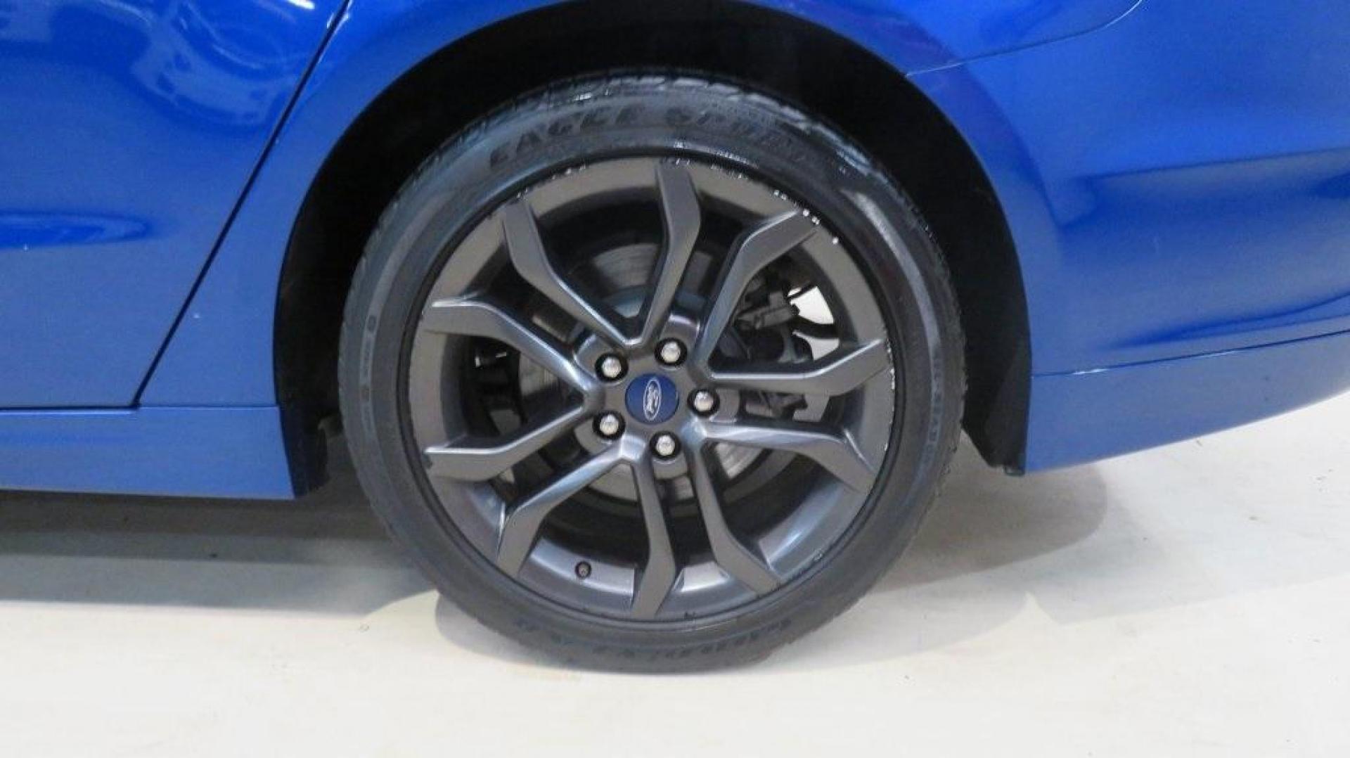 2018 Lightning Blue /Ebony Ford Fusion SE (3FA6P0HDXJR) with an 1.5L EcoBoost engine, Automatic transmission, located at 15300 Midway Rd., Addison, TX, 75001, (972) 702-0011, 32.958321, -96.838074 - 2018 Ford Fusion SE<br>Available now at Midway Auto Group Addison, Texas<br><br>Discover sophisticated styling and impressive performance in the 2018 Ford Fusion SE at Midway Auto Group. Designed for comfort and convenience, this sedan is perfect for daily commutes, weekend adventures, and everythi - Photo#9