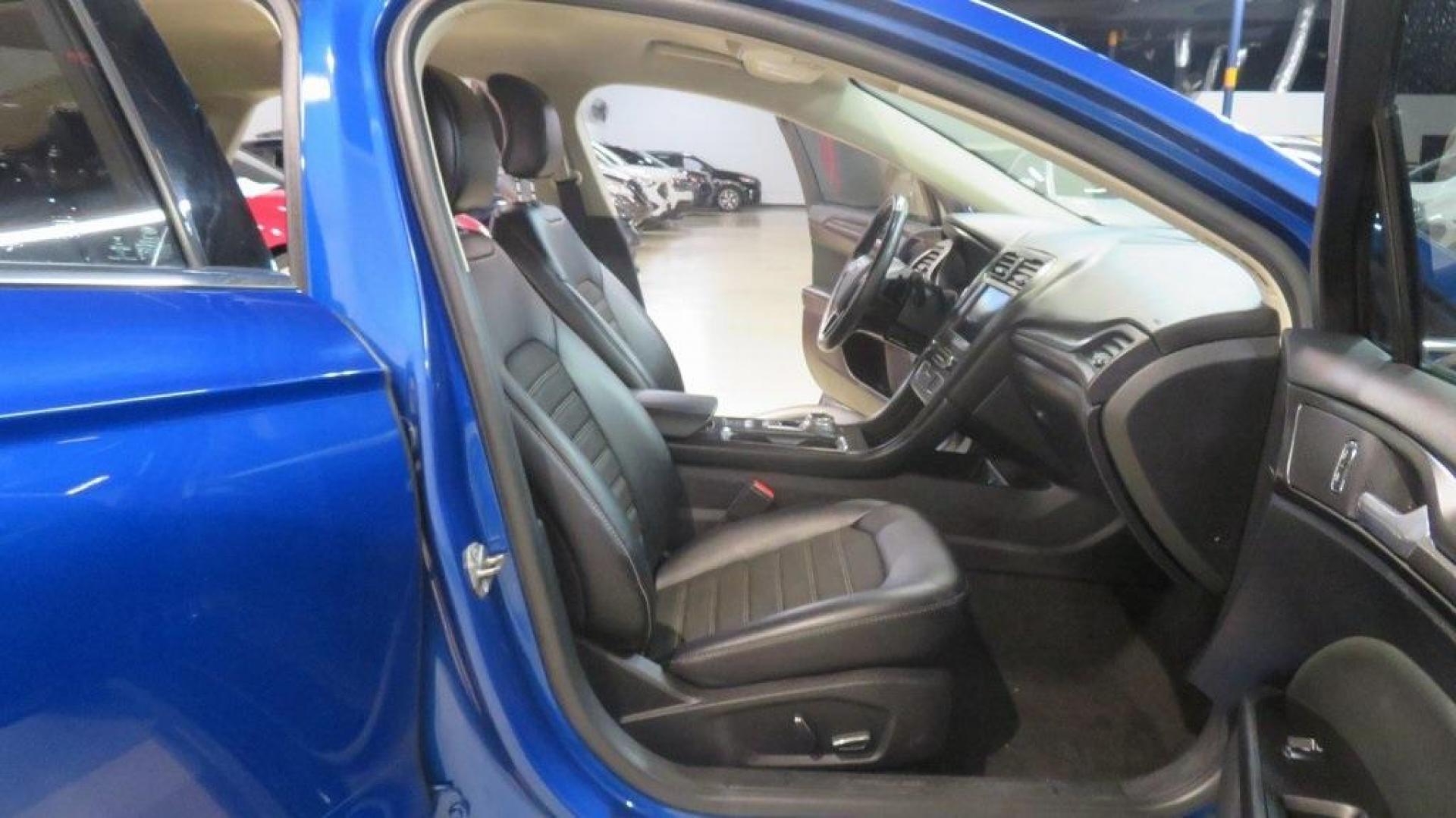 2018 Lightning Blue /Ebony Ford Fusion SE (3FA6P0HDXJR) with an 1.5L EcoBoost engine, Automatic transmission, located at 15300 Midway Rd., Addison, TX, 75001, (972) 702-0011, 32.958321, -96.838074 - 2018 Ford Fusion SE<br>Available now at Midway Auto Group Addison, Texas<br><br>Discover sophisticated styling and impressive performance in the 2018 Ford Fusion SE at Midway Auto Group. Designed for comfort and convenience, this sedan is perfect for daily commutes, weekend adventures, and everythi - Photo#14
