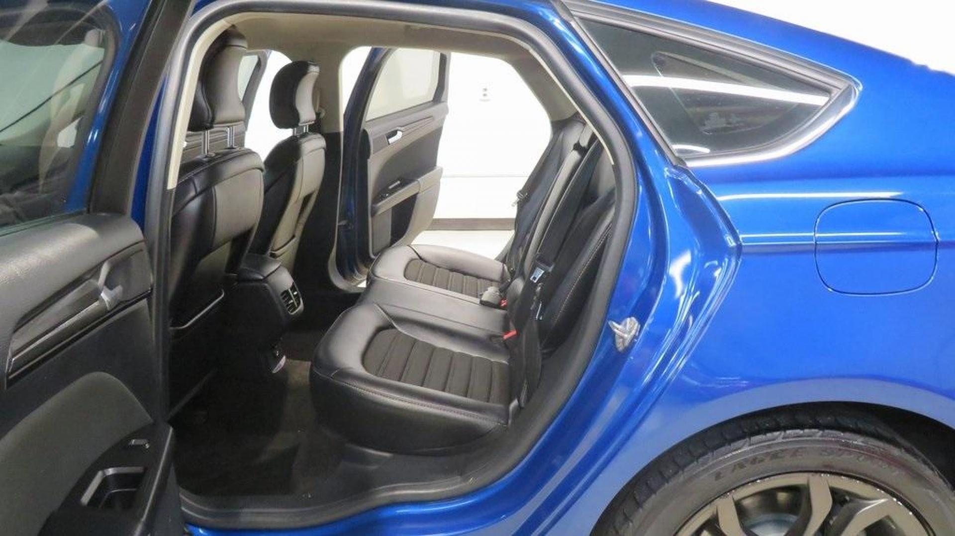2018 Lightning Blue /Ebony Ford Fusion SE (3FA6P0HDXJR) with an 1.5L EcoBoost engine, Automatic transmission, located at 15300 Midway Rd., Addison, TX, 75001, (972) 702-0011, 32.958321, -96.838074 - 2018 Ford Fusion SE<br>Available now at Midway Auto Group Addison, Texas<br><br>Discover sophisticated styling and impressive performance in the 2018 Ford Fusion SE at Midway Auto Group. Designed for comfort and convenience, this sedan is perfect for daily commutes, weekend adventures, and everythi - Photo#16